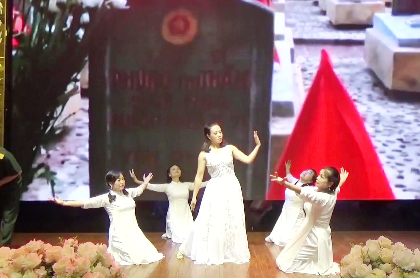 Ca khúc:Trinh nữ Trường Sơn.Sáng tác: NS Vũ Minh Vỹ. Biểu diễn: Quang Đăng và tốp múa CLB văn nghệ Trường Sơn tỉnh Hòa Bình.