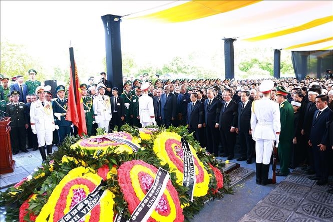 Tường thuật lễ an táng Tổng Bí thư BCH trung ương Đảng CSVN yên nghỉ tại Nghĩa trang Quốc gia Mai Dịch Hà Nội.