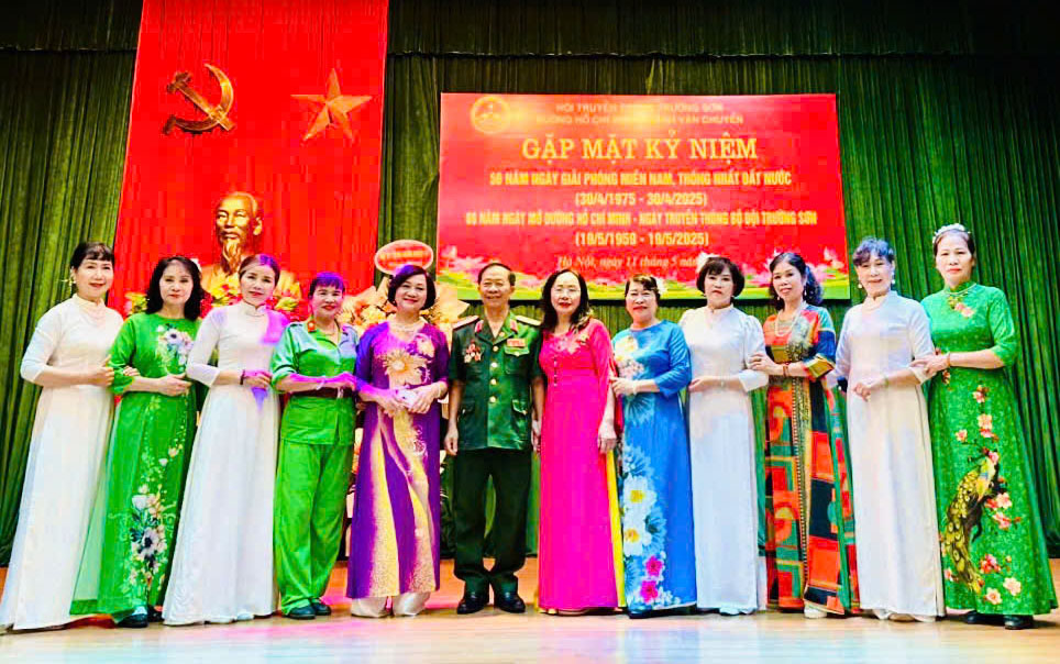 Câu lạc bộ VHNT Trường Sơn TP Hà Nội biểu diễn văn nghệ chào mừng kỉ niệm 50 năm giải phóng miền Nam, thống nhất đất nước.