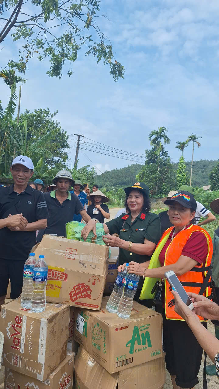 CLB VHNTTS TP Hà Nội trao quà ủng hộ nhân dân xã Hiền lương Hạ Hoà Phú Thọ khắc phục hậu quả ngập sâu do bão số 3 gây ra.