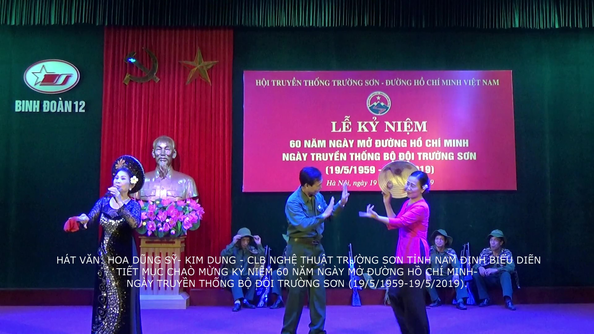 Ca khúc hát văn: Hoa dũng sĩ.Biểu diễn: Kim Dung và tốp múa CLB văn nghệ Trường Sơn tỉnh Nam Định.