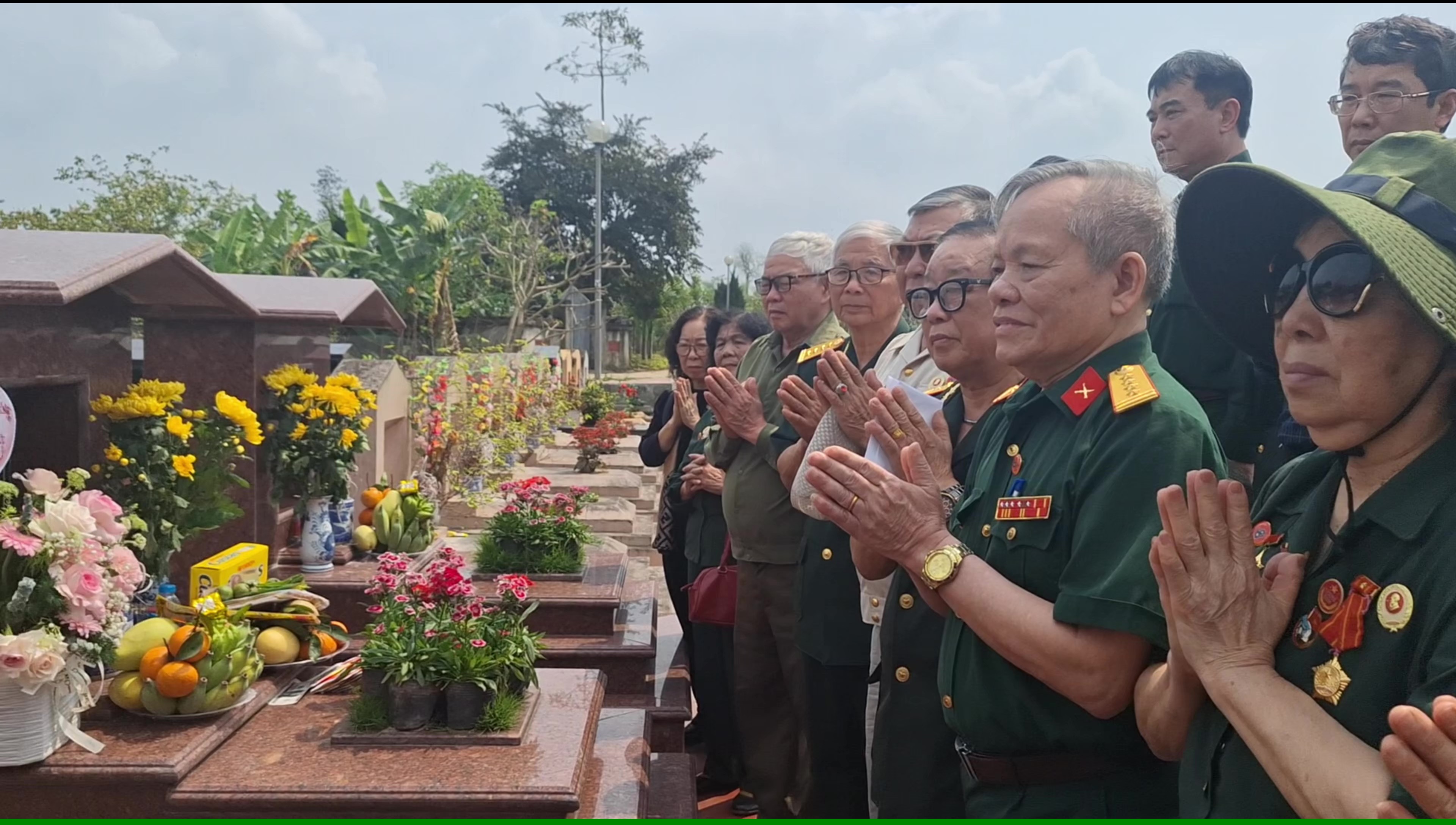 P/S: Ban liên lạc Binh trạm 14 Trường Sơn dâng hoa, dân hương tri ân Cố Đại tá Hoàng Trá-Nguyên Binh trạm trưởng binh trạm 14 anh hùng.