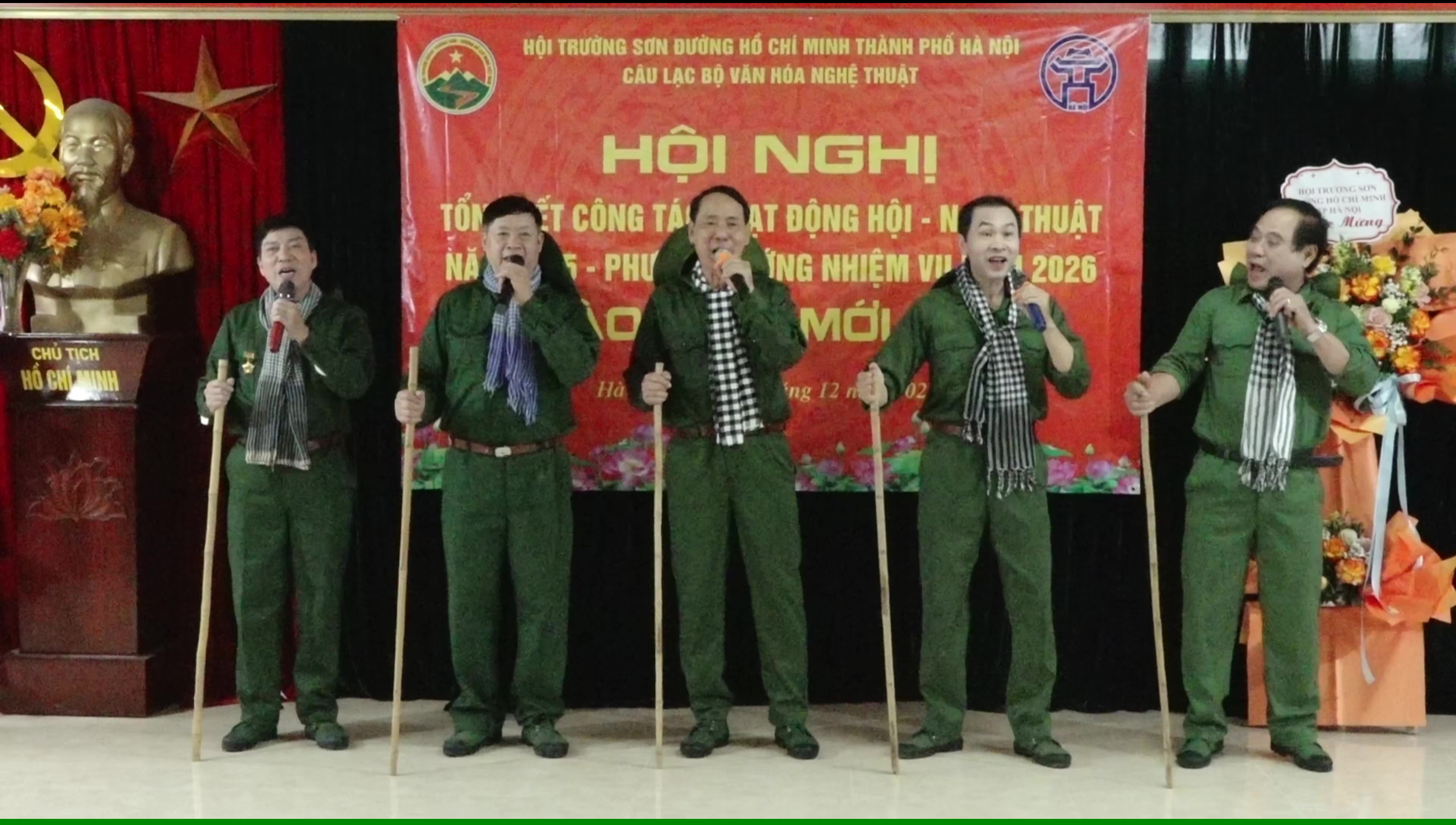 Ca khúc: Chiếc gậy Trường Sơn; Biểu diễn: Tốp nam câu lạc bộ VH-NT Trường Sơn TP.Hà Nội.