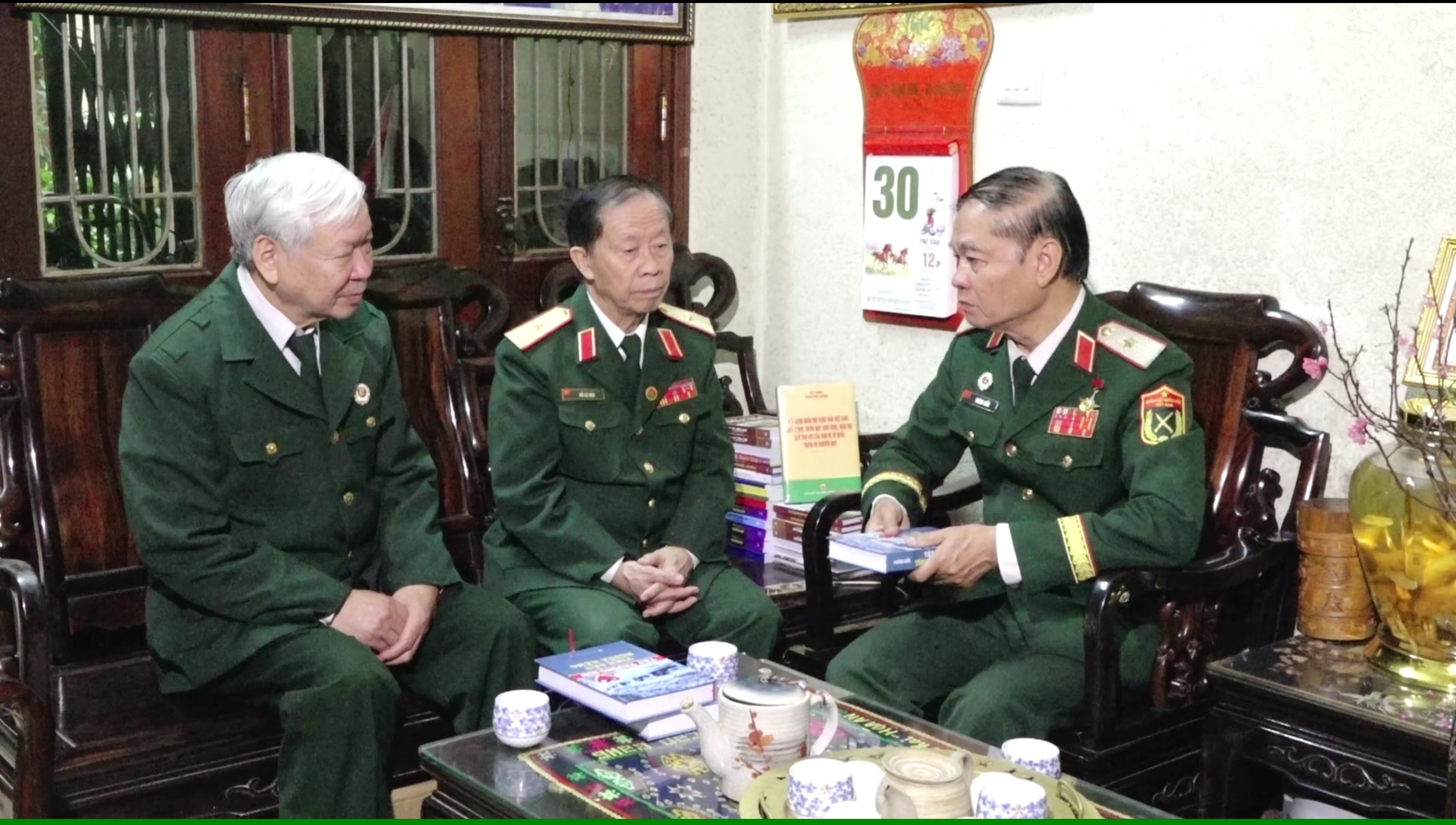 Phóng sự: Thiếu tướng Hoàng Kiền và các đồng đội, trao đổi về sự ra đời cuốn sách "Tây Trường Sơn tình sâu nghĩa nặng"