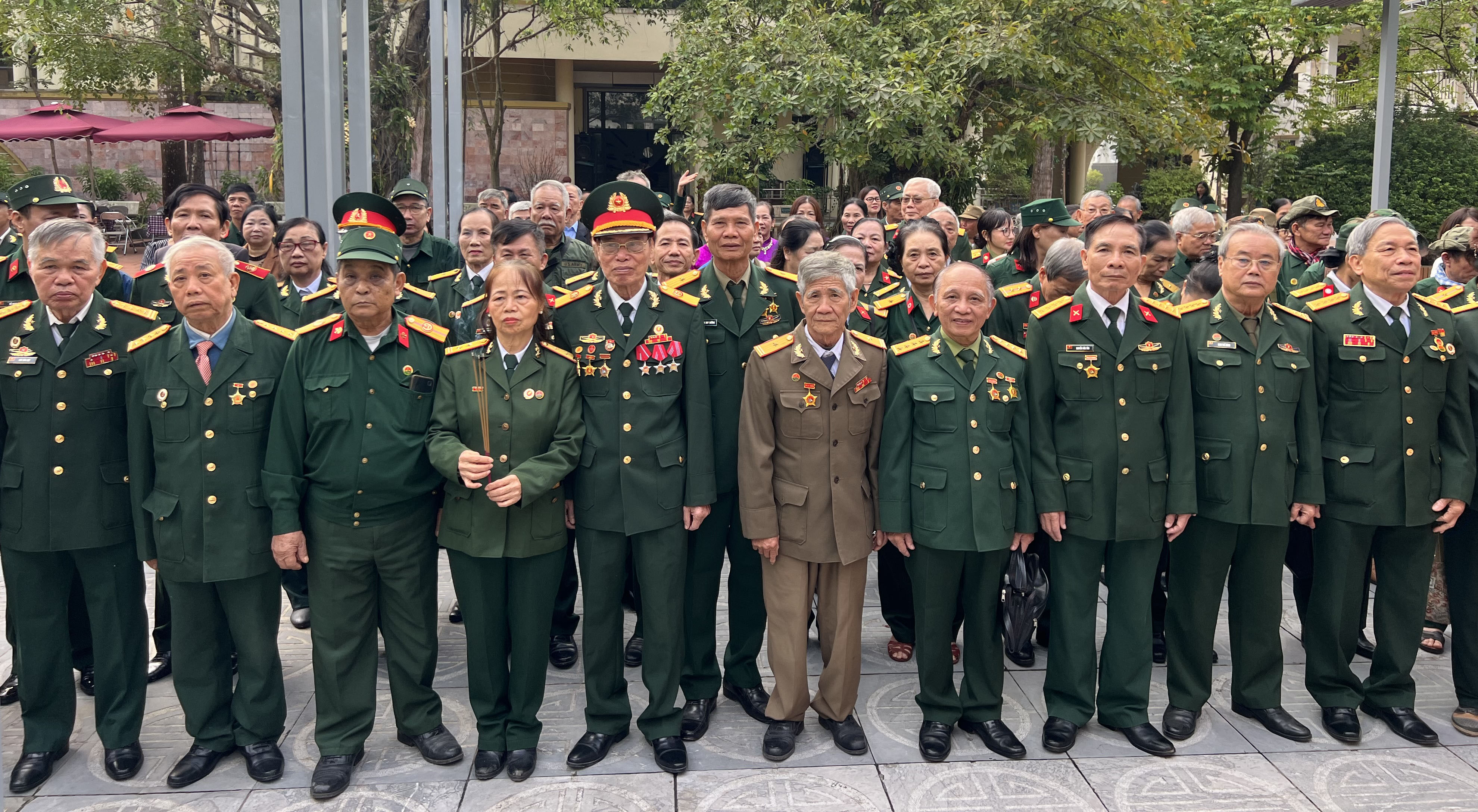BLL trung đoàn 573 dâng hương tri ân các AHLS Trường Sơn và thăm quan Bảo tàng Đường Hồ Chí Minh.