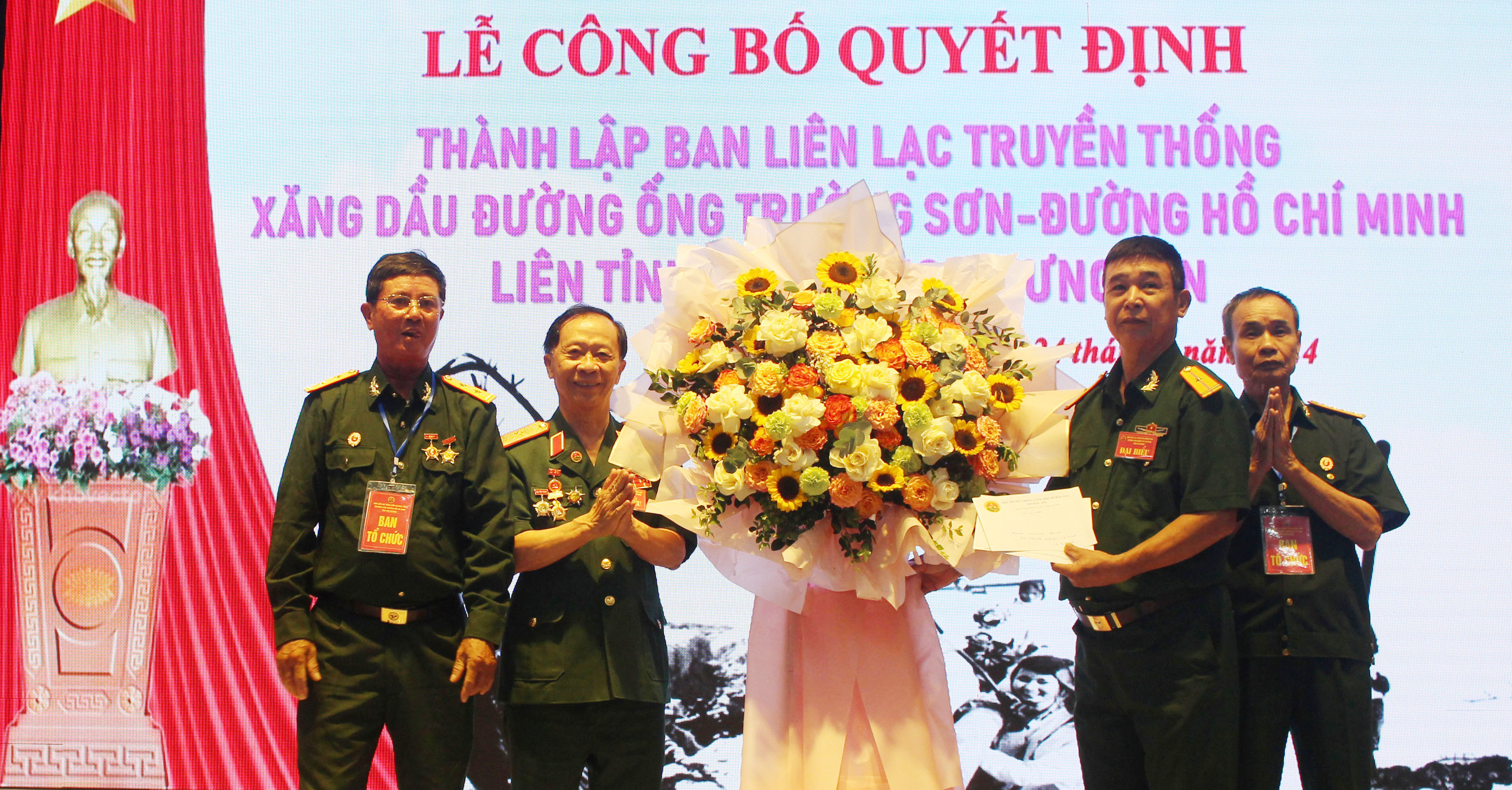 Ca khúc: Hành khúc xăng reo. Biểu diễn: Tốp ca nữ CLB văn nghệ xăng dầu đường ống Trường Sơn tỉnh Quảng Ninh.
