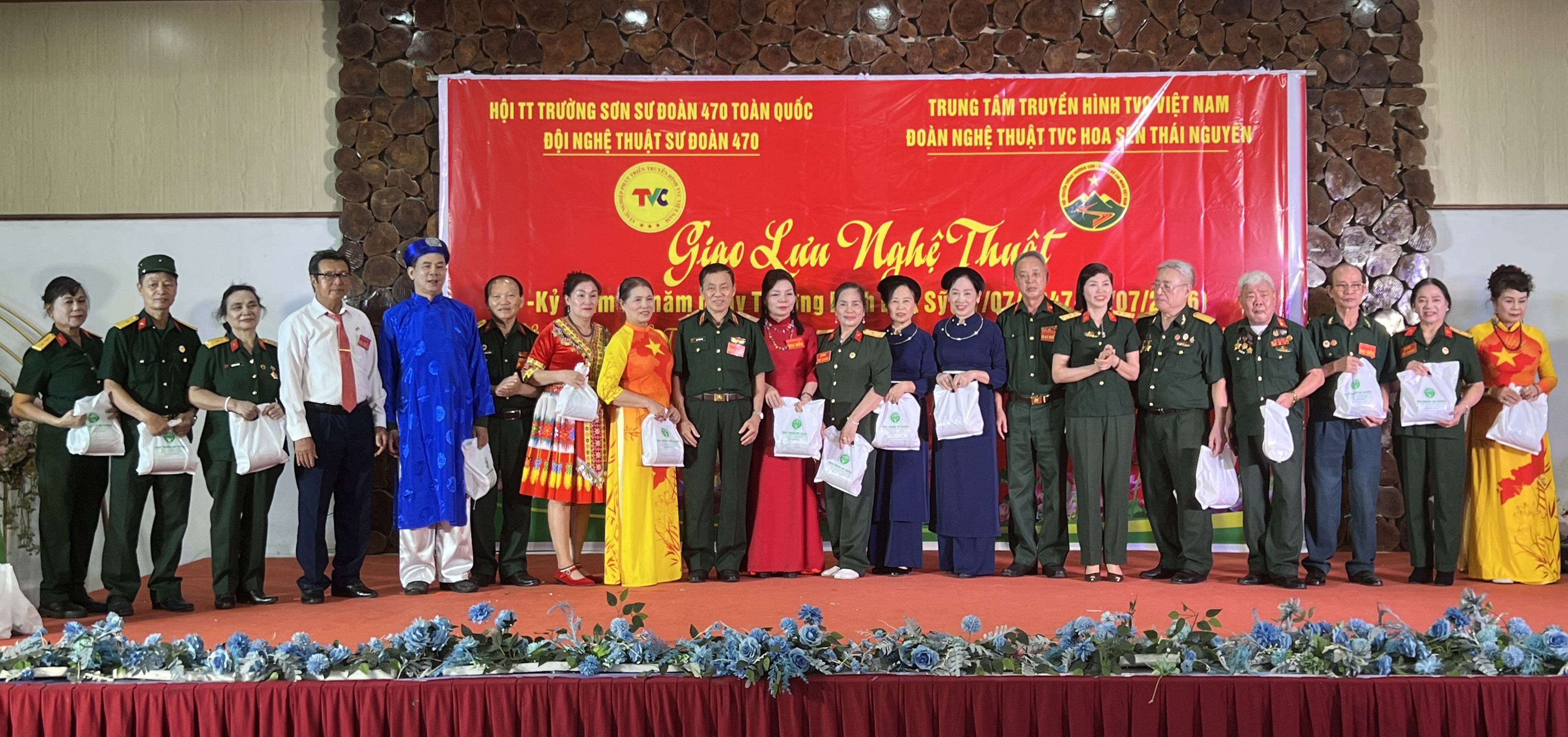 P/S: Đội văn nghệ Hội Trường Sơn sư đoàn 470 gặp mặt kỉ niệm, giao lưu nghệ thuật, tặng quà tri ân các Thương bệnh binh, gia đình Liệt sĩ, gia đình chính sách nhân kỉ niệm 79 năm Ngày TBLS 27-7.