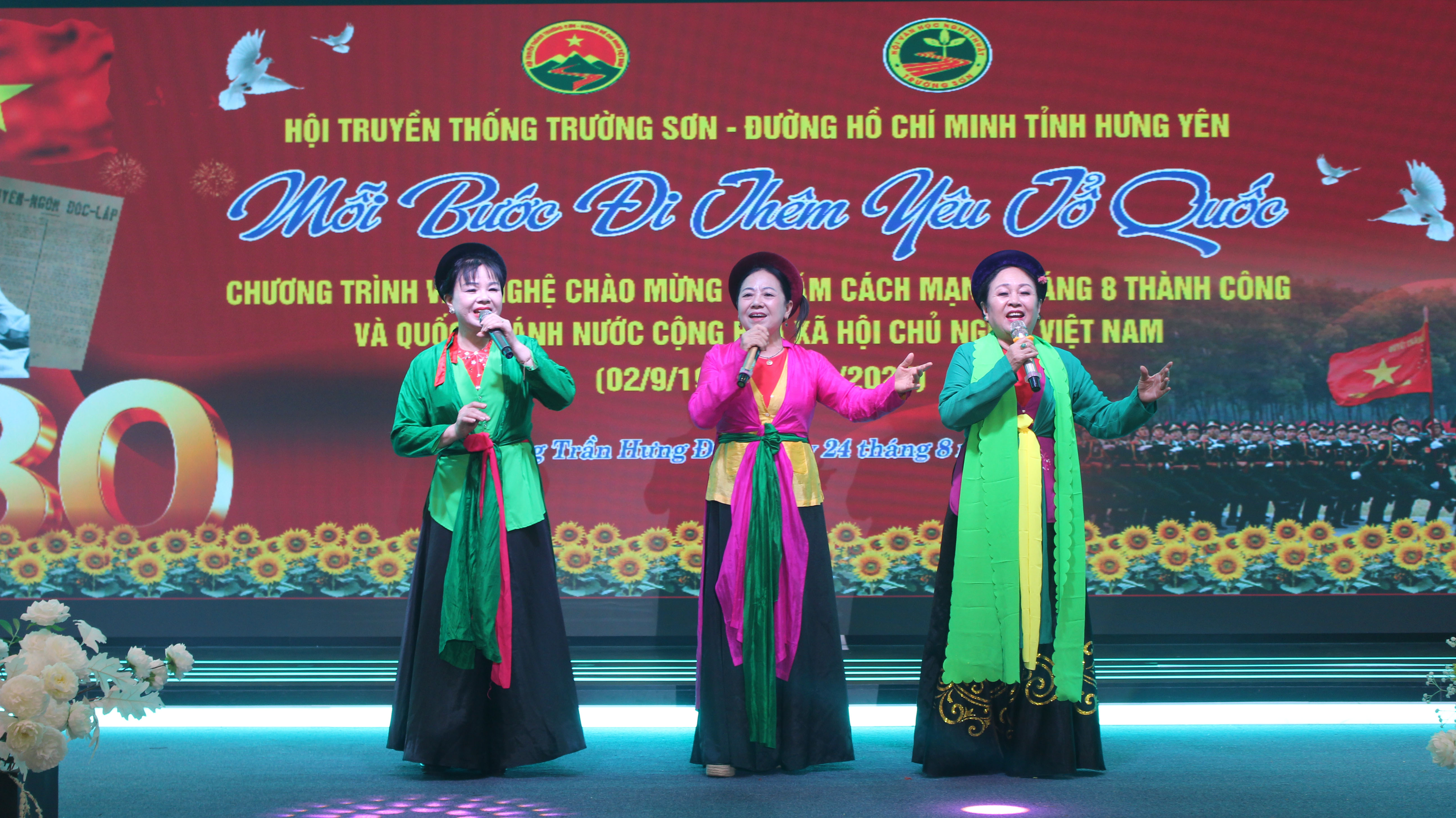 Ca khúc chèo: Em là cô gái Trường Sơn. Biểu diễn: Tốp nữ CLB văn nghệ Trường Sơn Thái Bình.