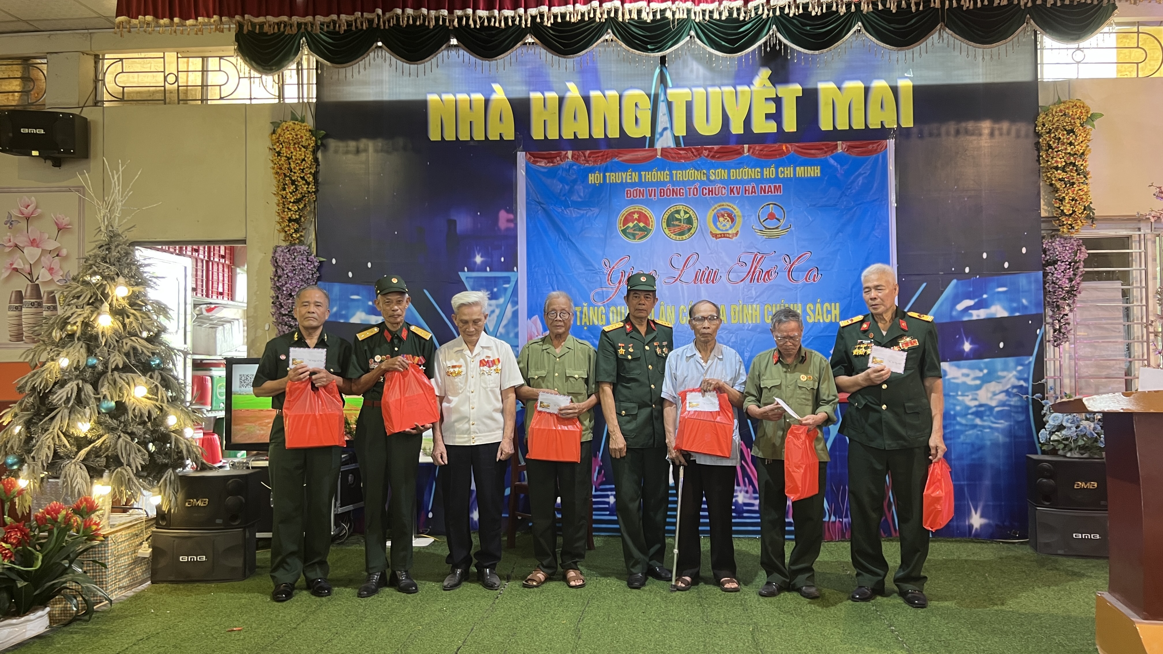 P/S: Chi hội VH-NT Trường Sơn KV Hà Nam gặp mặt kỉ niệm, giao lưu thơ ca và tặng quà Thương bệnh binh, gia đình Liệt sĩ nhân kỉ niệm 79 năm Ngày TNLS.