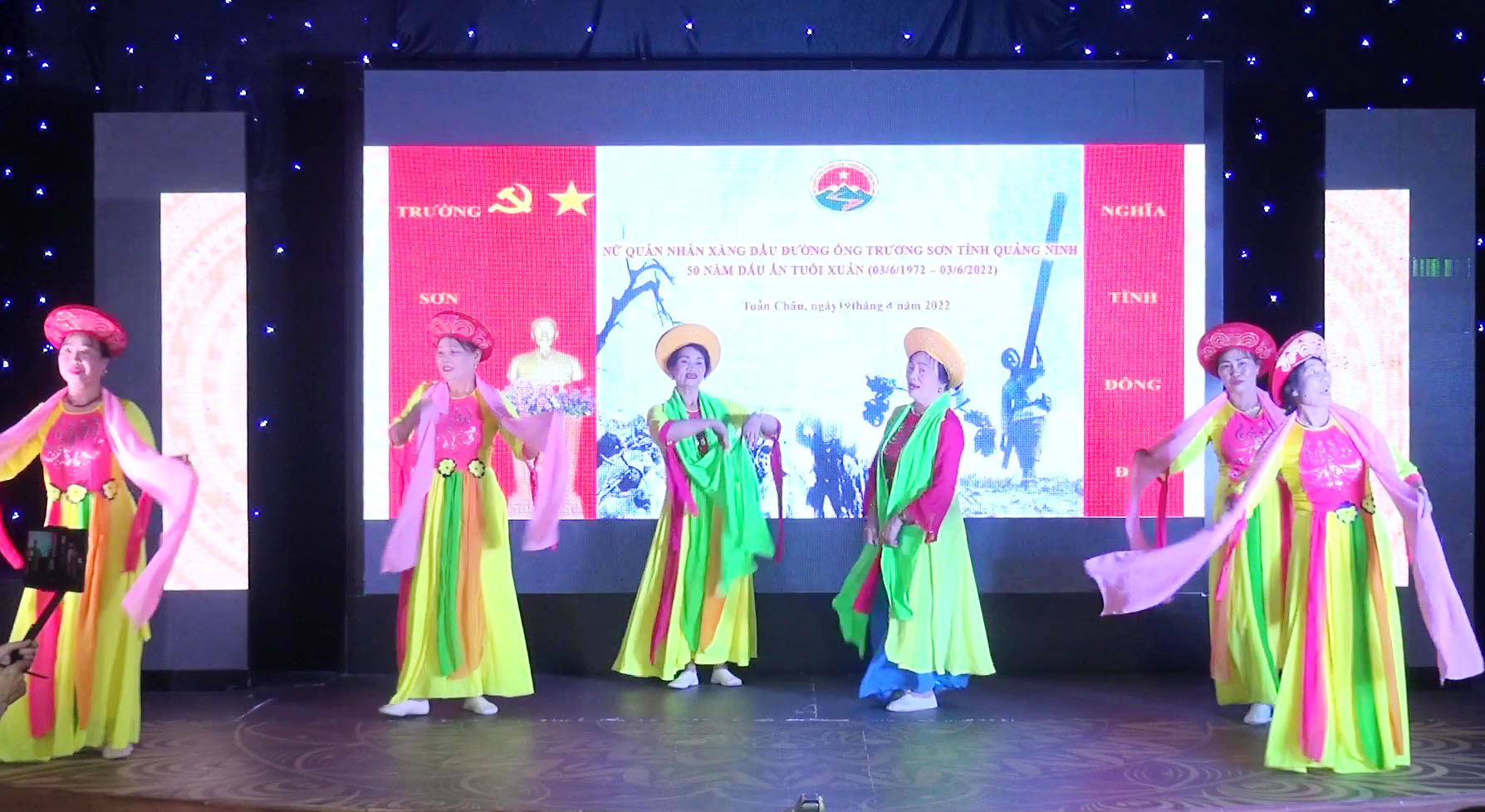 Ca khúc chầu văn: Trường Sơn ta hát bài ca anh hùng.