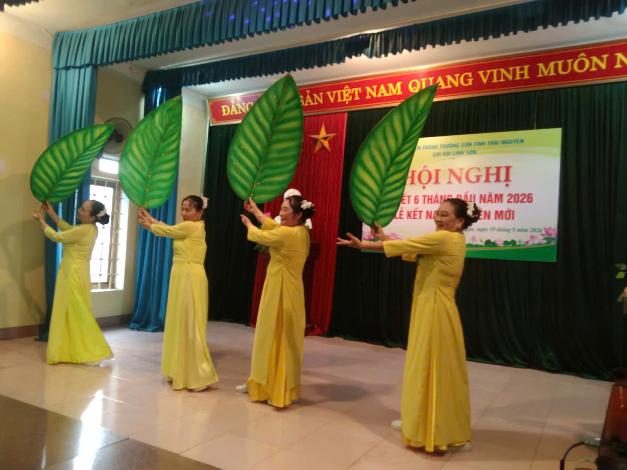 Trao Kỷ niệm chương và kết nạp hội viên mới