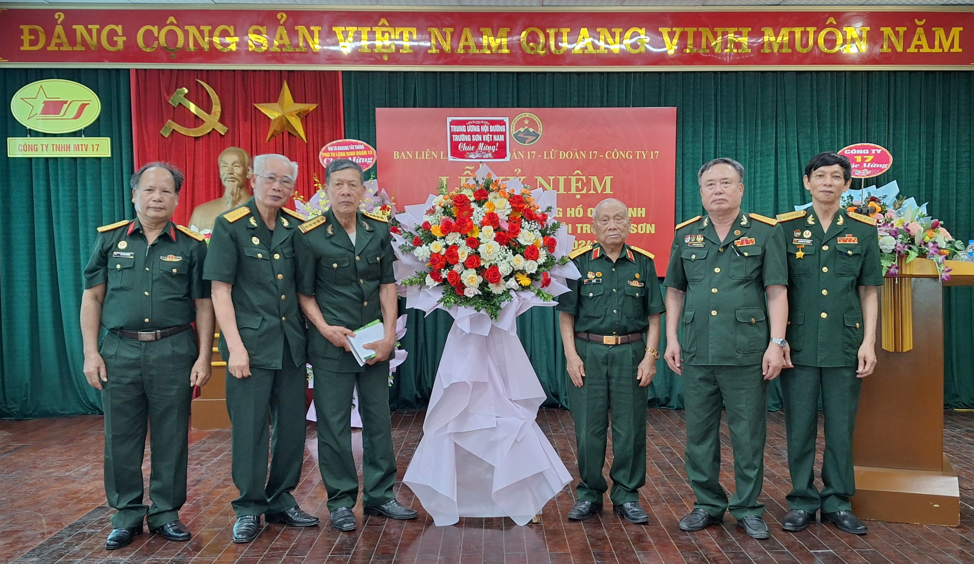Ban liên lạc TTTS Trung đoàn 17, tổ chức trọng thể Lễ kỉ niệm 65 năm Ngày truyền thống Bộ đội Trường Sơn .