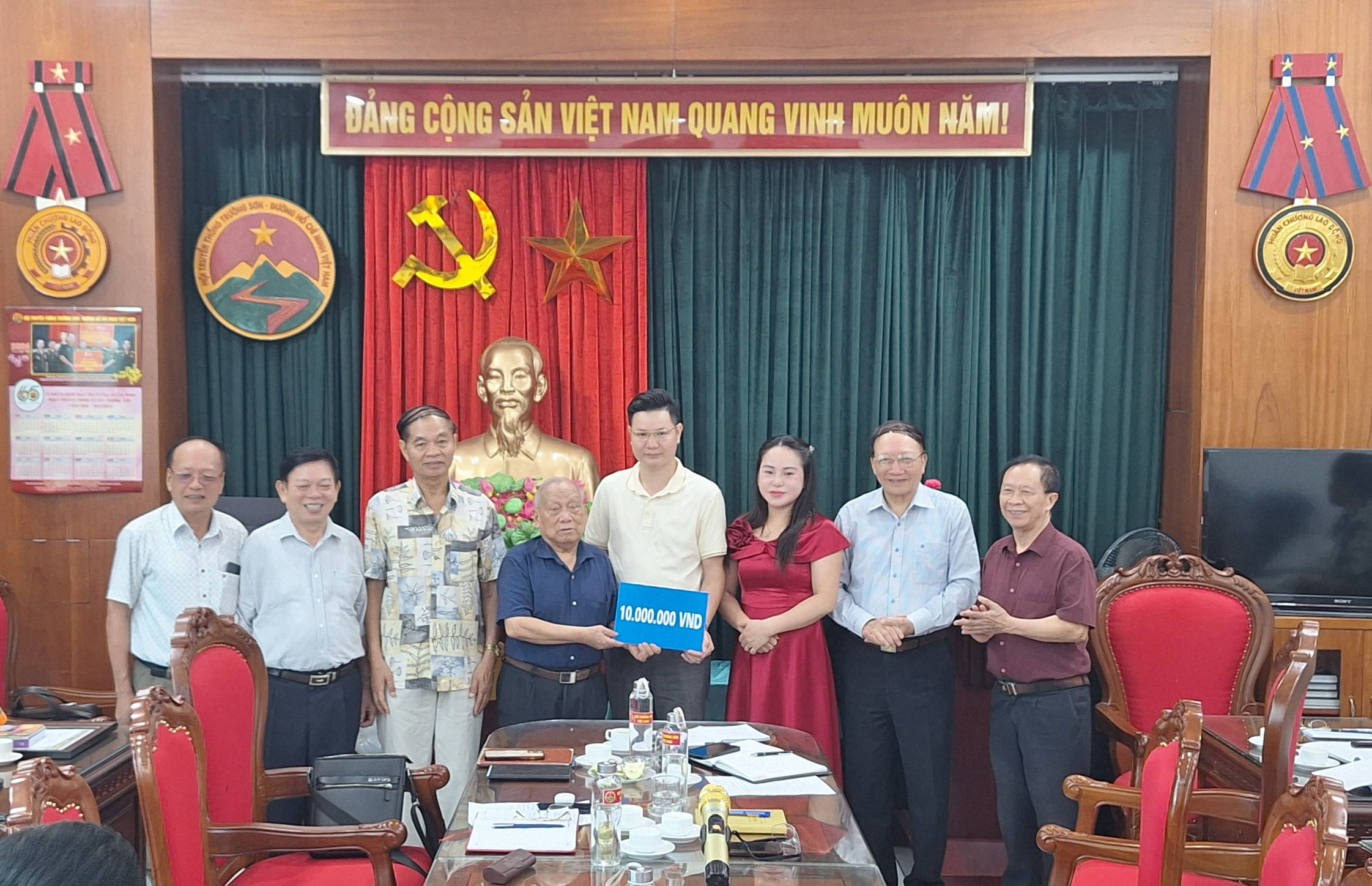 Gia đình doanh nhân Nguyễn Văn Thân và Trần Thị Cúc  thăm Hội Trường Sơn Việt Nam  