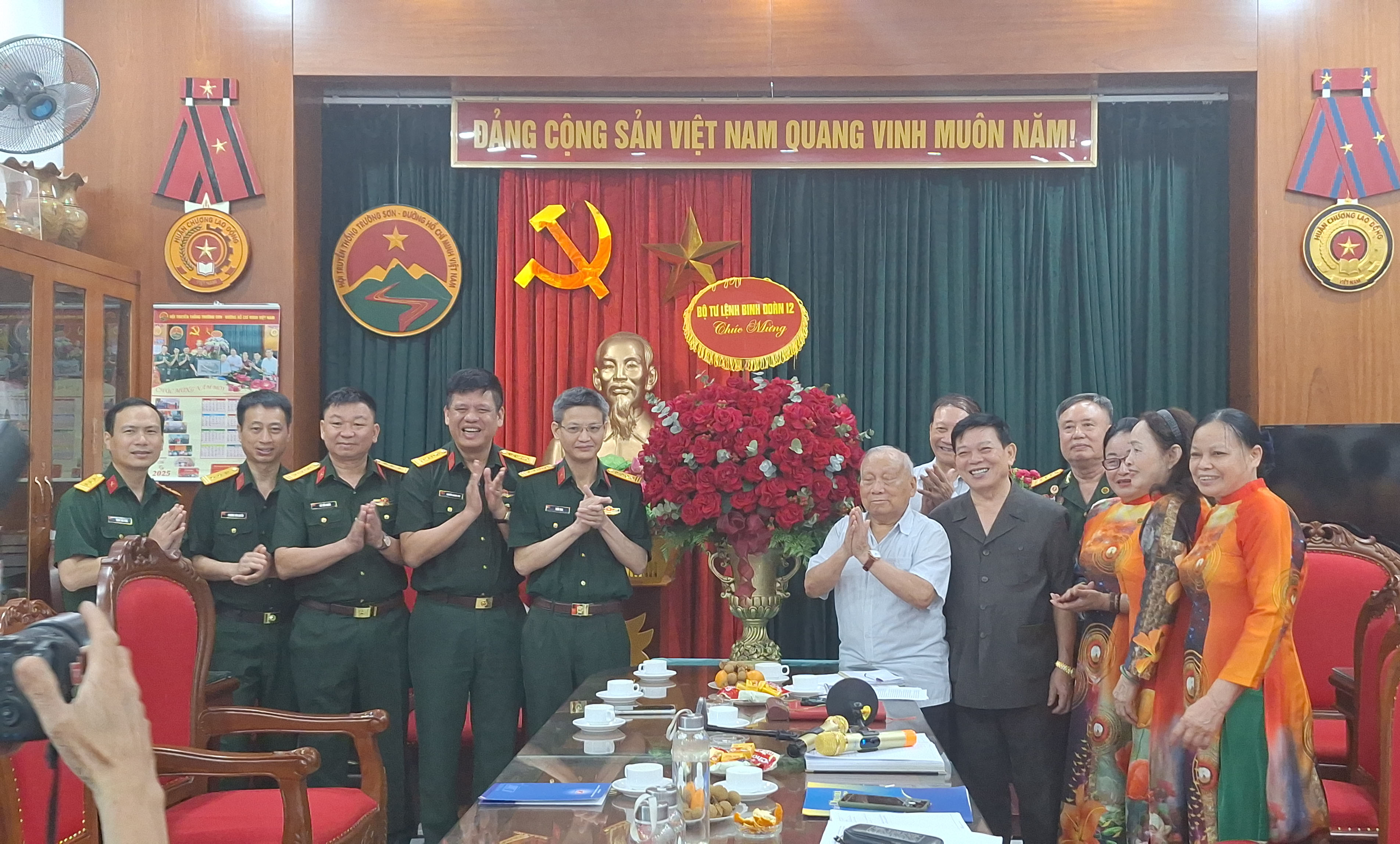 Đoàn đại biểu đại diện Binh đoàn 12, tới thăm và chúc mừng Hội TSVN nhân kỉ niệm 66 năm ngày truyền thống Bộ đội Trường Sơn .