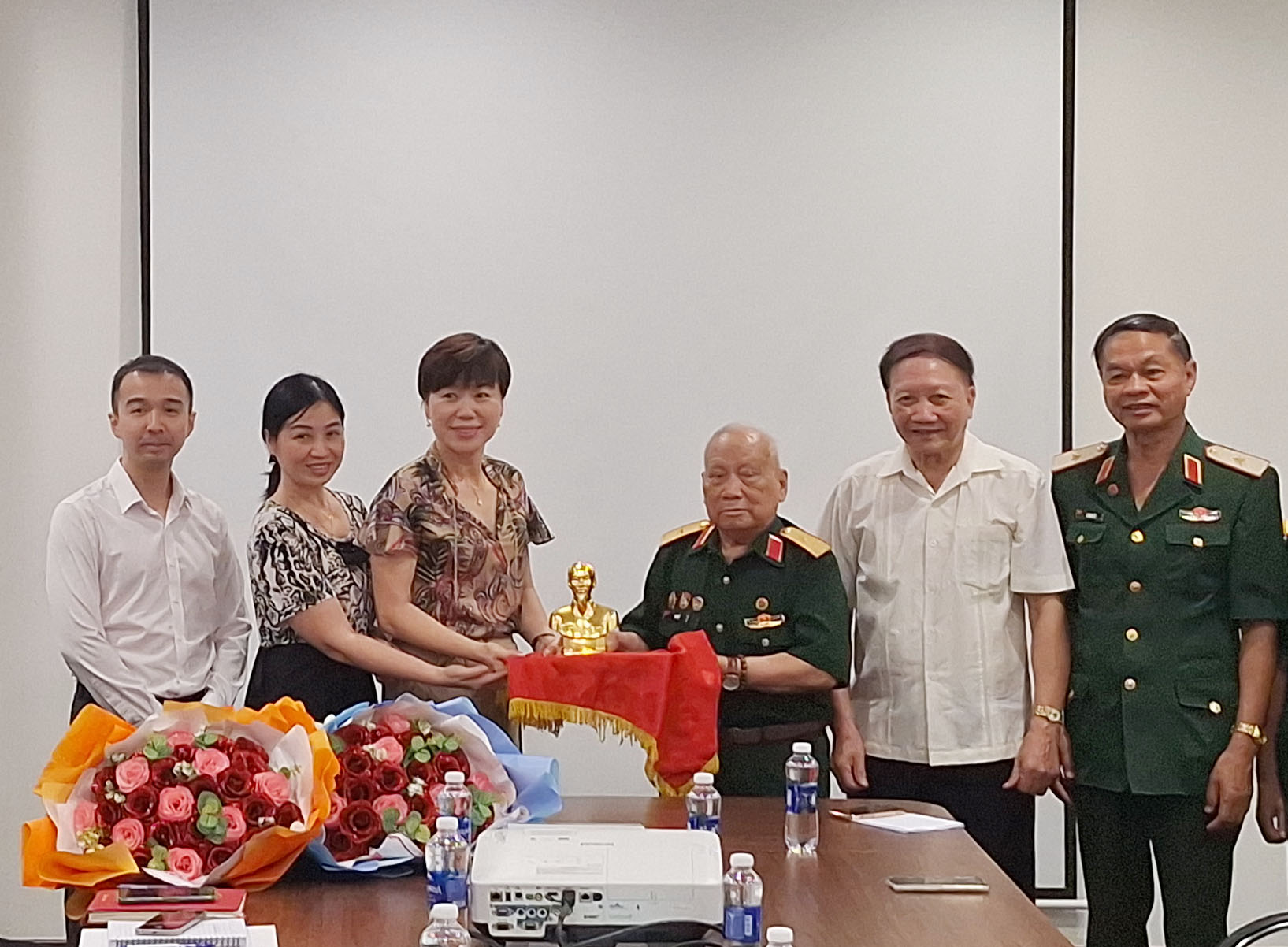Hội Trường Sơn Việt Nam thăm Quỹ Thiện tâm/Tập đoàn VinGrup.