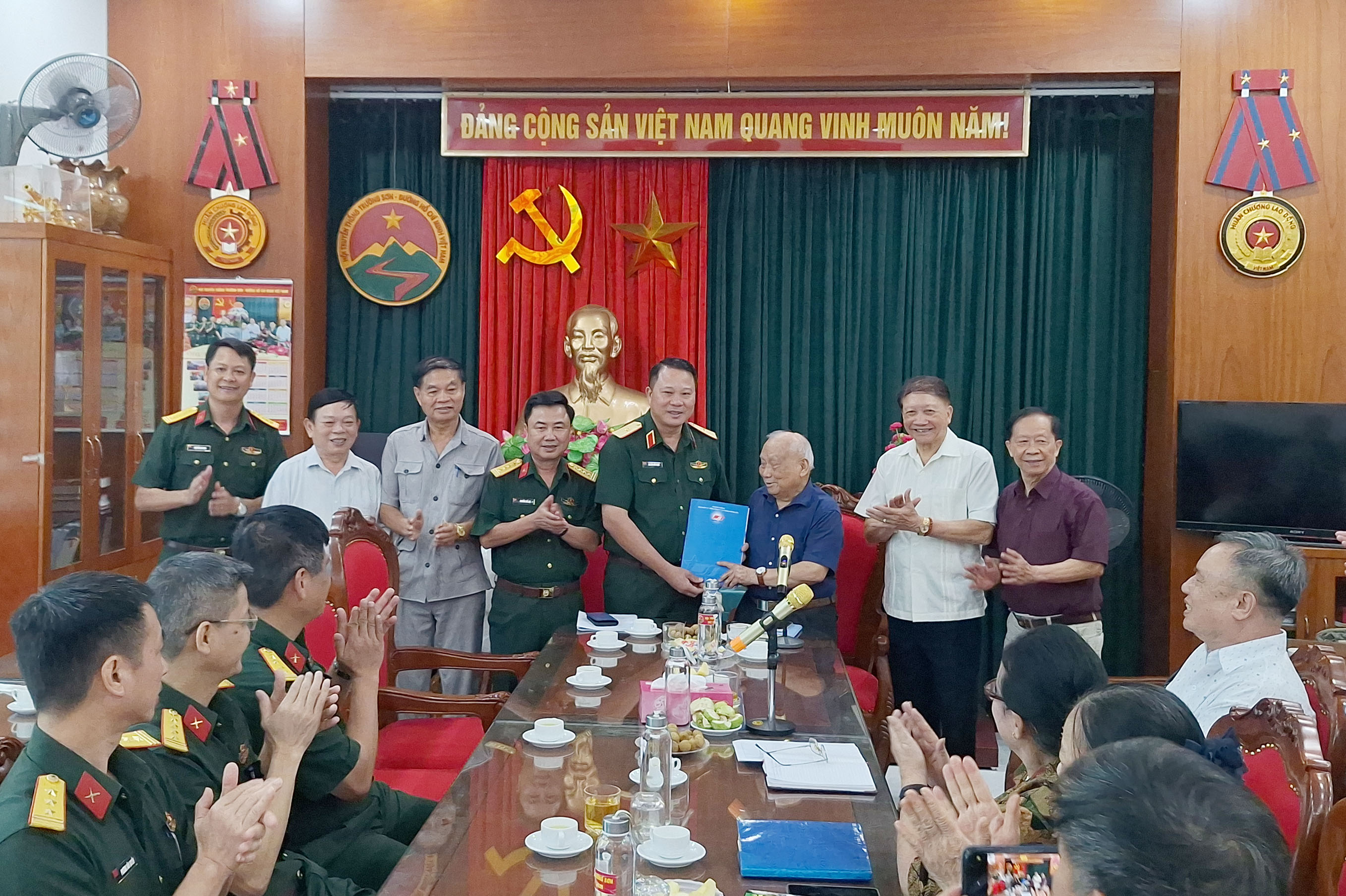 Lãnh đạo Bộ tư lệnh Binh đoàn 12 tới thăm và chúc mừng Hội Trường Sơn Việt Nam.
