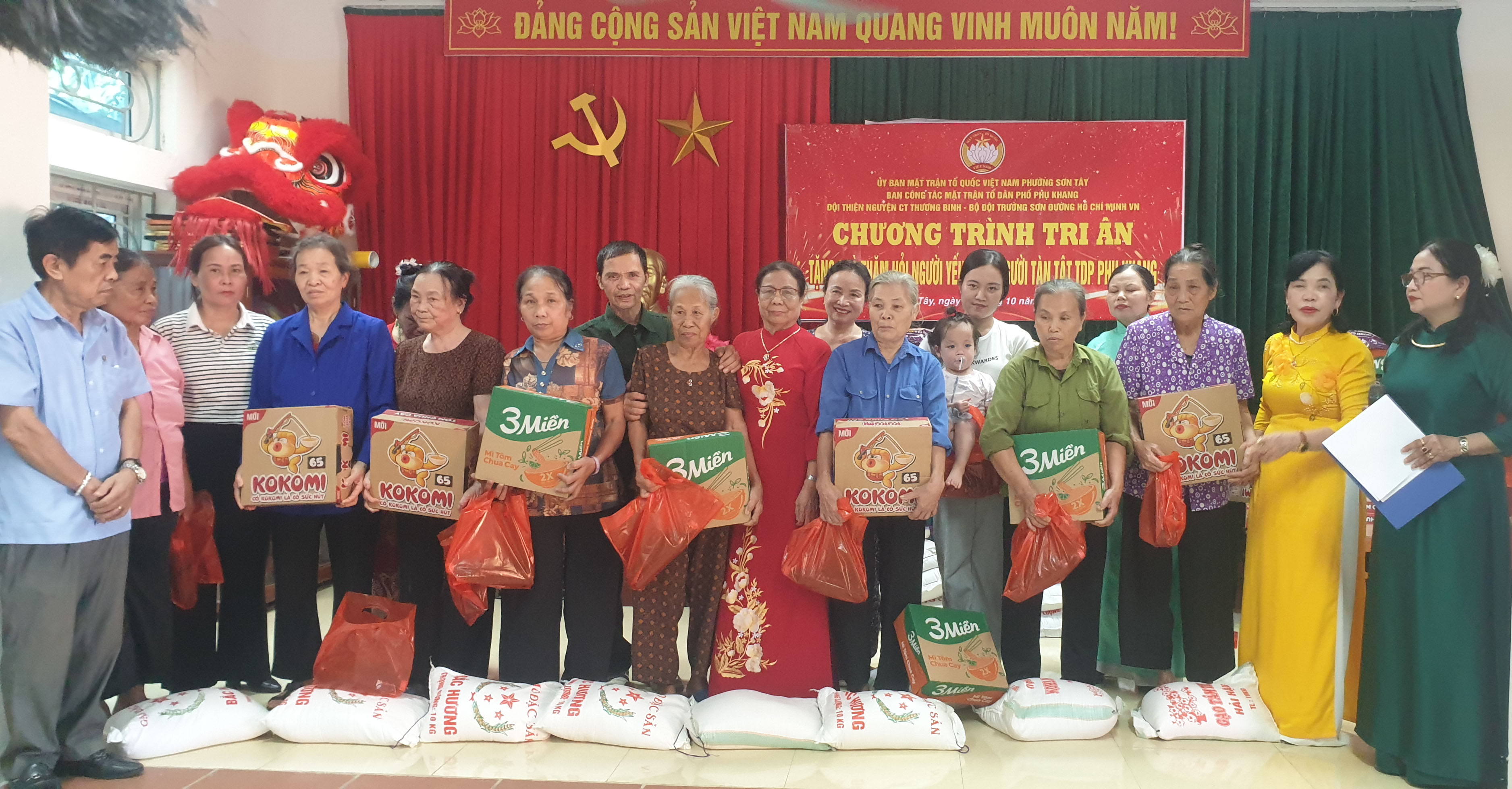 Đội thiện nguyện CT thương binh Tây Trường Sơn, thăm hỏi, tri ân, tặng quà người yếu thế, người tàn tật và trẻ em TDP Phụ Khang, P Sơn Tây, TP Hà Nội.