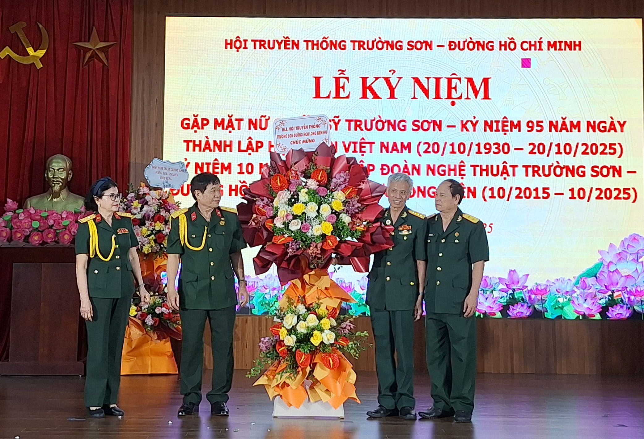 Lễ kỉ niệm 10 năm thành lập Đoàn nghệ thuật Trường Sơn khu vực Long Biên.