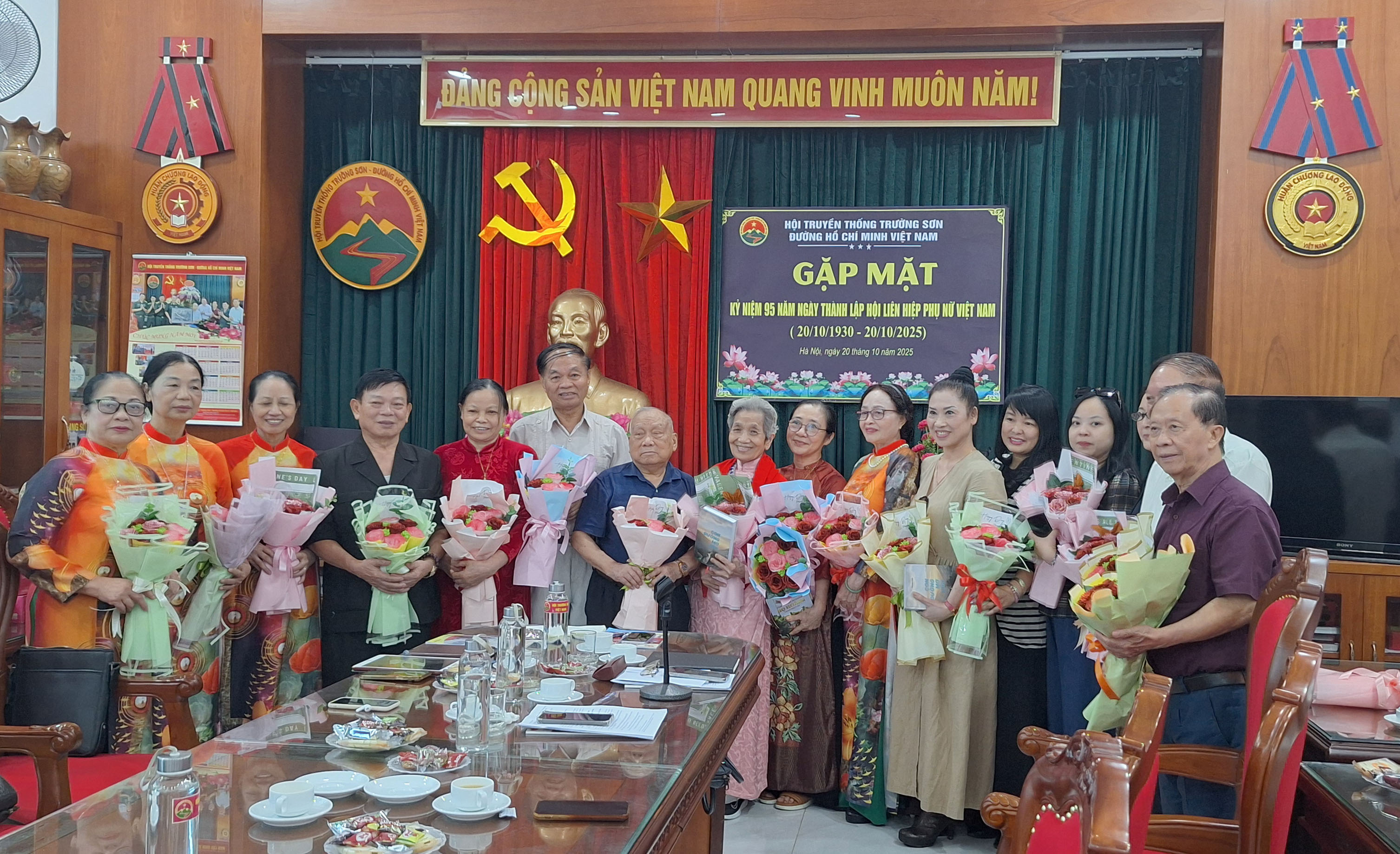 Hội TSVN gặp mặt cán bộ, hội viên Nữ khối cơ quan và các đơn vị trực thuộc nhân Kỷ niệm 95 năm ngày PNVN (20-10-2025)..