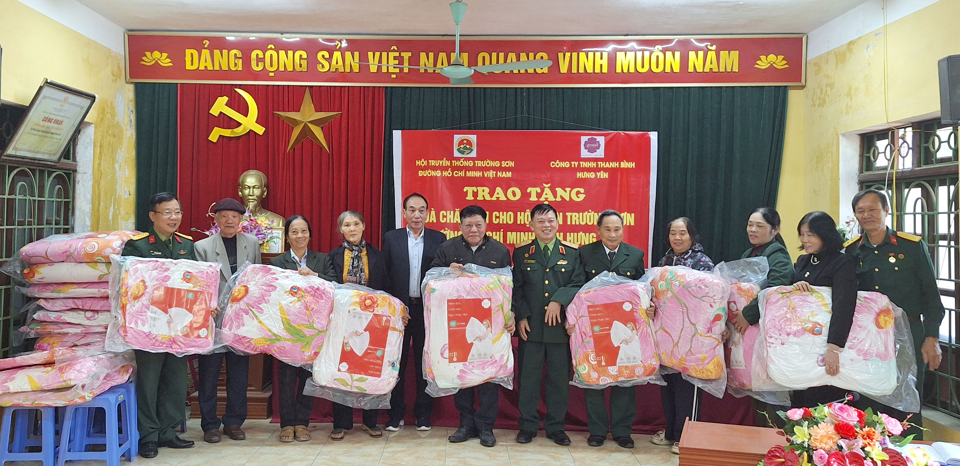 Hội Trường Sơn Việt Nam và Công ty TNHH Thanh Bình Hưng Yên, trao tặng chăn ấm cao cấp cho hội viên Hội Trường Sơn tỉnh Hưng Yên.