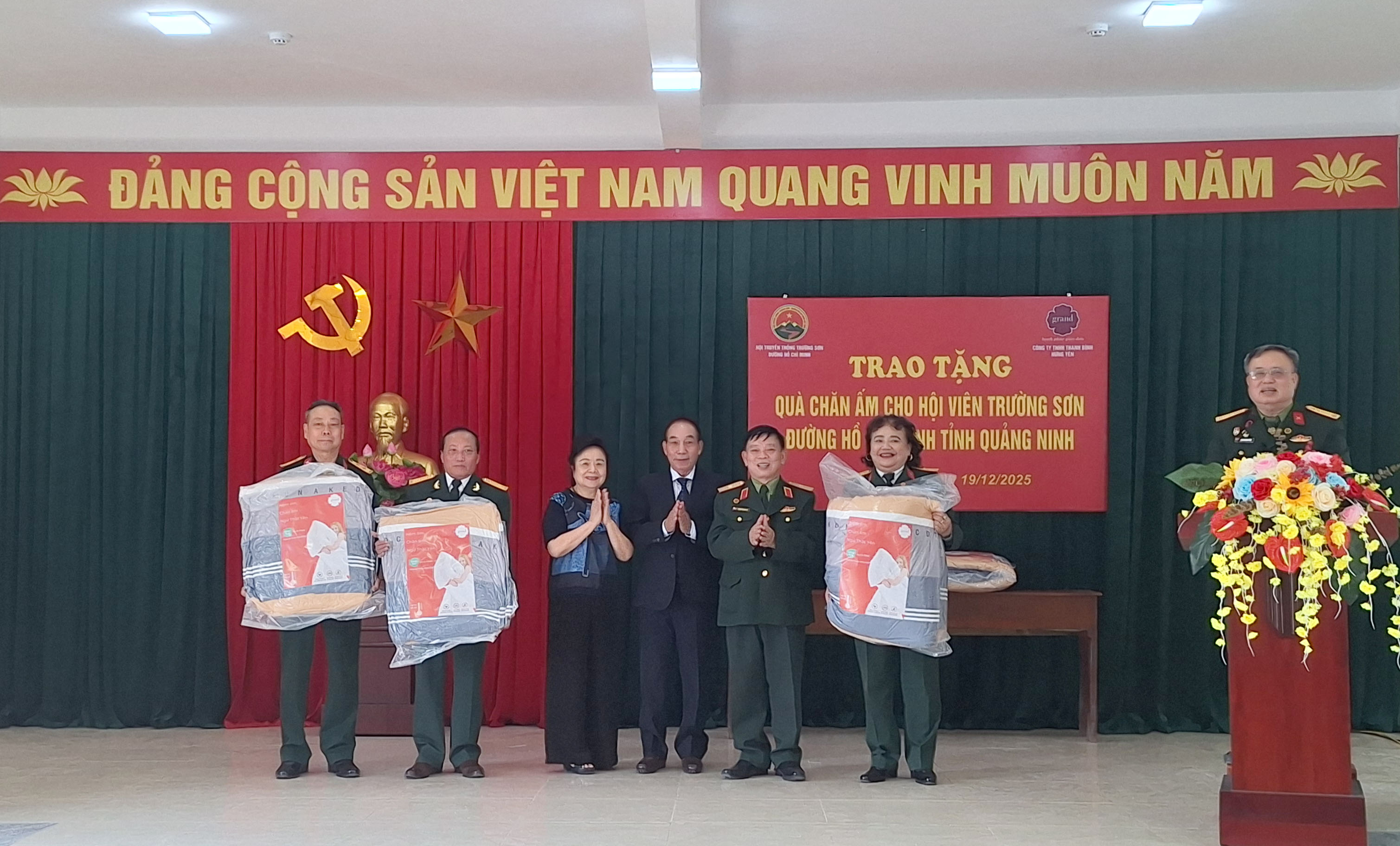 Hội Trường Sơn Việt Nam và Công ty TNHH Thanh Bình Hưng Yên trao tặng 80 chăn ấm cao cấp cho hội viên Hội Trường Sơn tỉnh Quảng Ninh