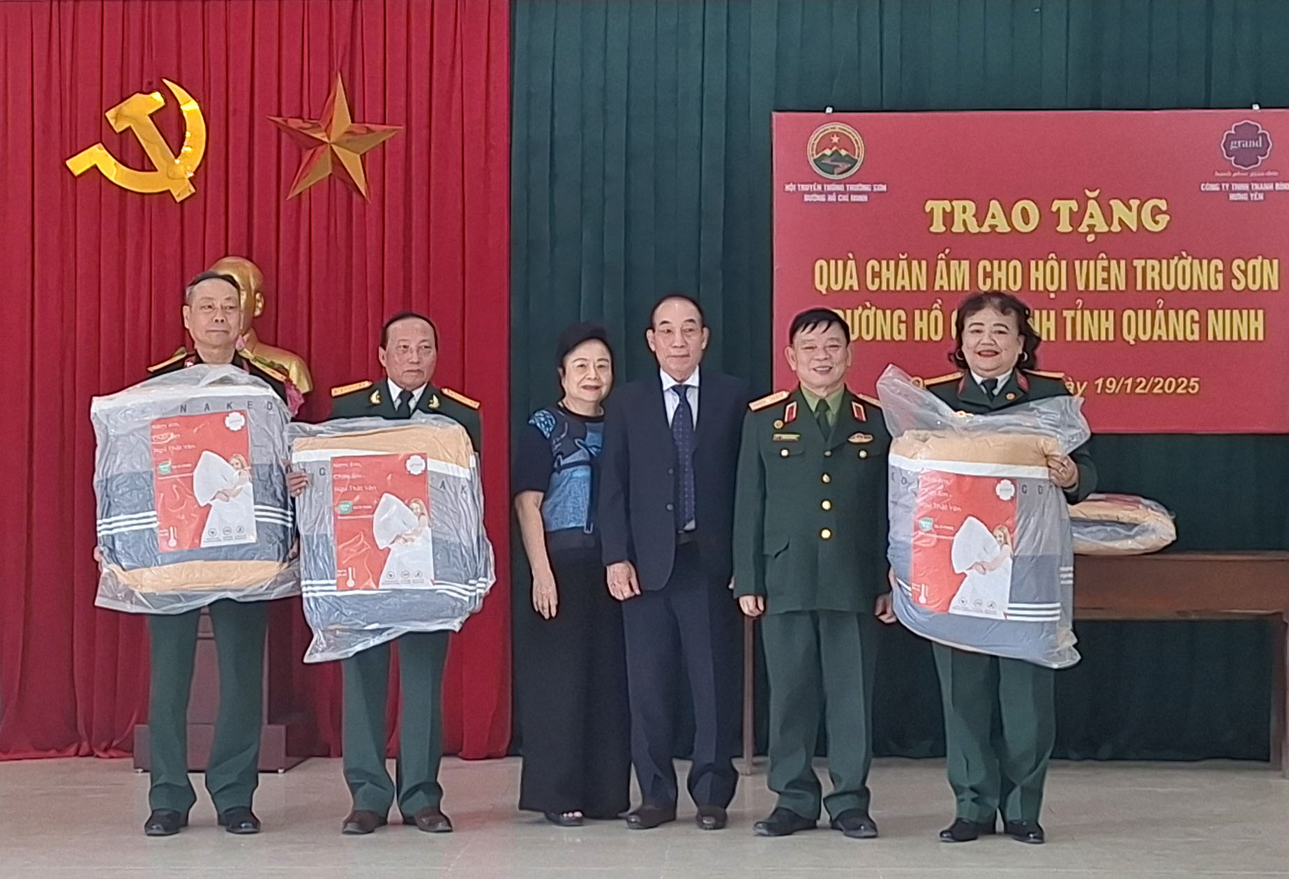 Hội Trường Sơn Việt Nam và Công ty TNHH Thanh Bình Hưng Yên trao tặng 80 chăn ấm cao cấp cho hội viên Hội Trường Sơn tỉnh Quảng Ninh