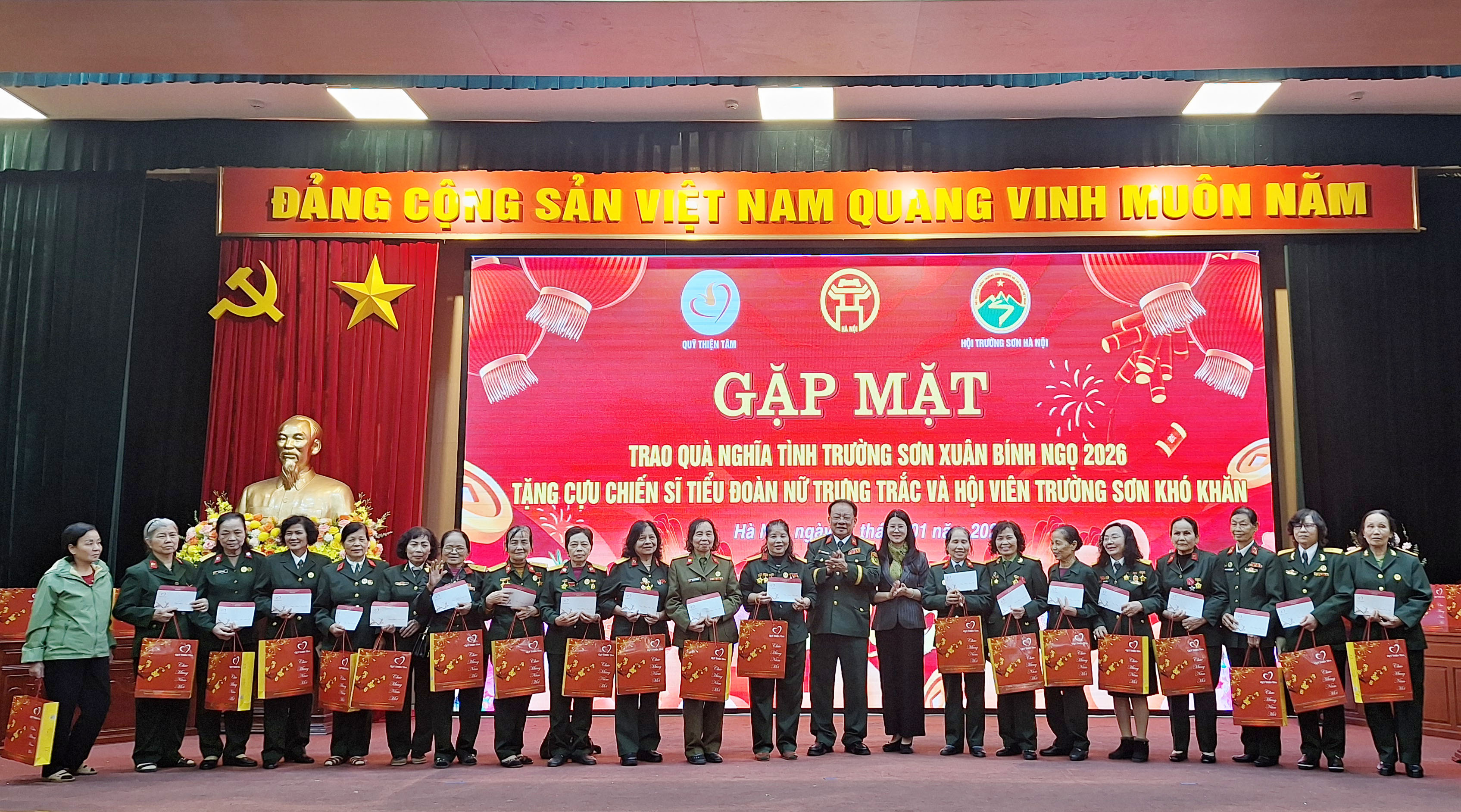 Quỹ Thiện Tâm/Tập đoàn VinGrup trao tặng quà Tết Bính Ngọ 2026 cho Cựu Nữ CSTS tiểu đoàn Nữ Trưng Trắc Hà Nội.