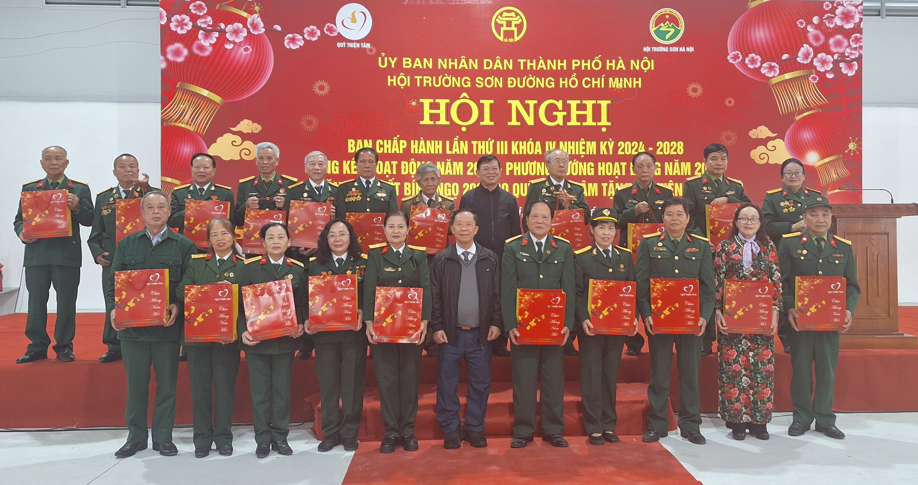  Hội Trường Sơn TP Hà Nội tổ chức: Hội nghị tổng kết năm 2025 và trao tặng quà Tết Bính Ngọ 2026 của Quỹ Thiện Tâm cho hội viên.