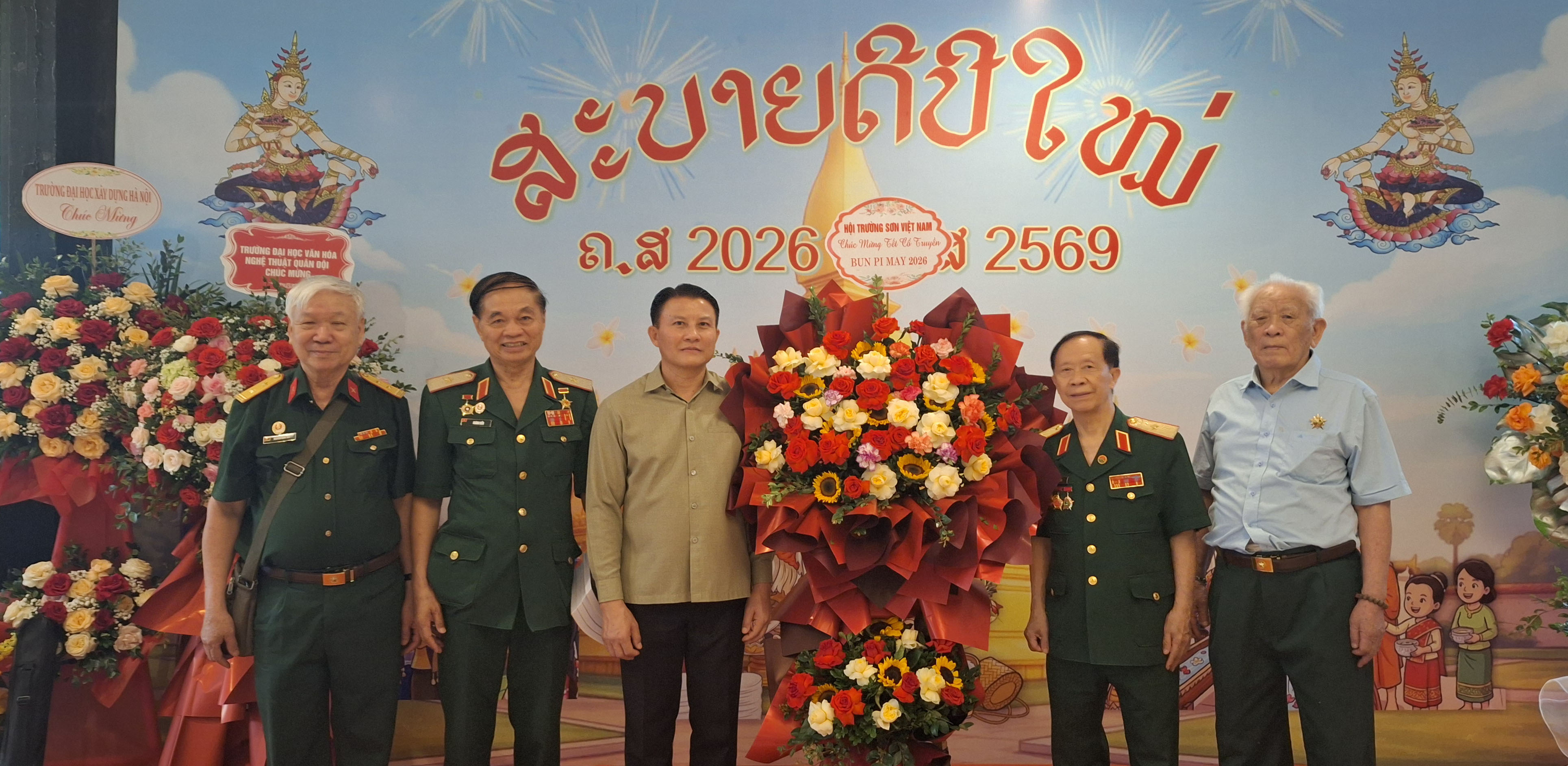 Đoàn đại biểu Hội Trường Sơn Việt Nam dự Tết cổ truyền của các Bộ tộc Lào