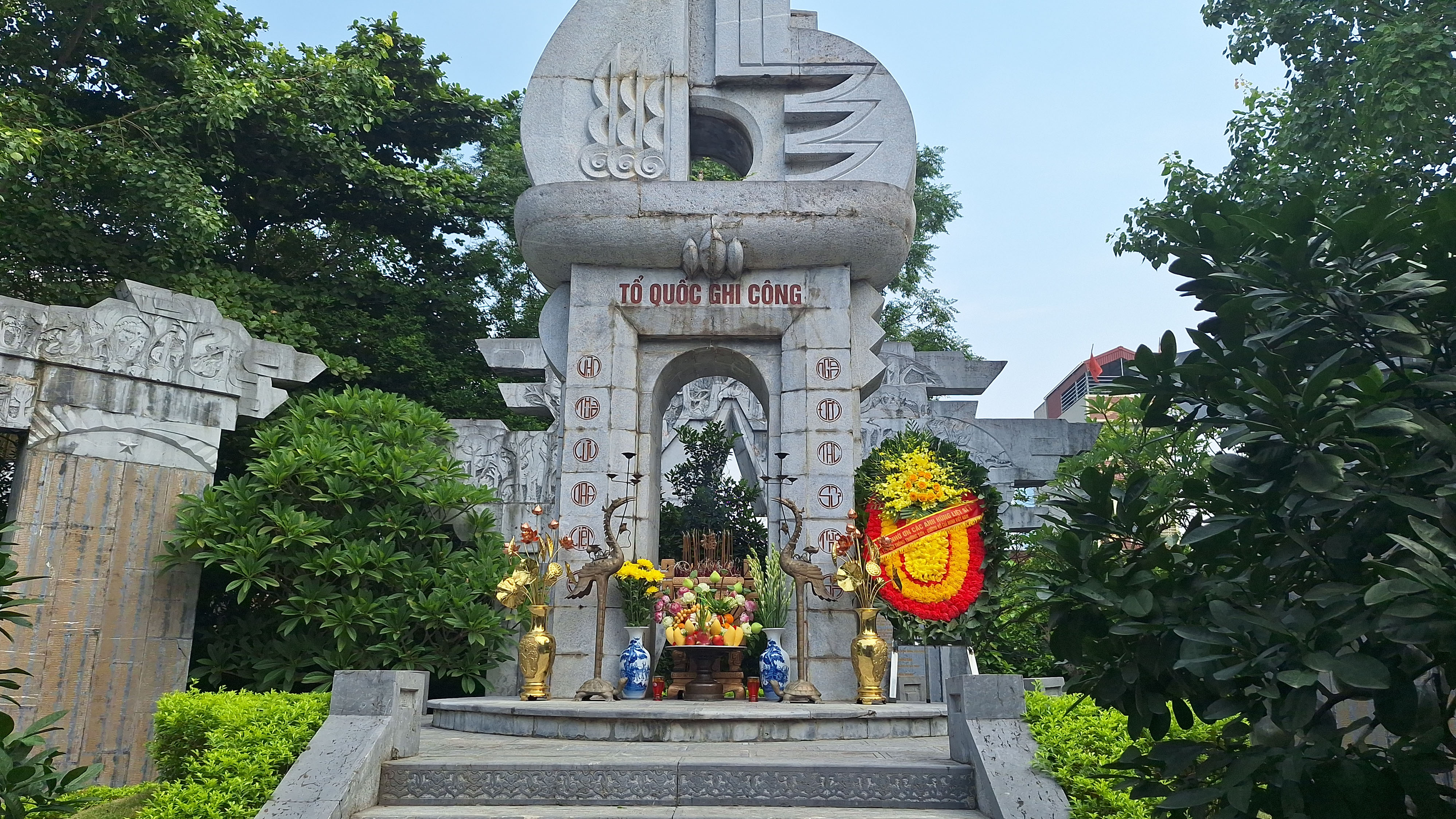 Hội Trường Sơn Việt Nam dâng hương tri ân các AHLS tại bảo tàng Trường Sơn.