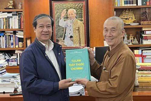 Hội viên TS 471 Vũ Hồng Khanh với cuốn sách quý.