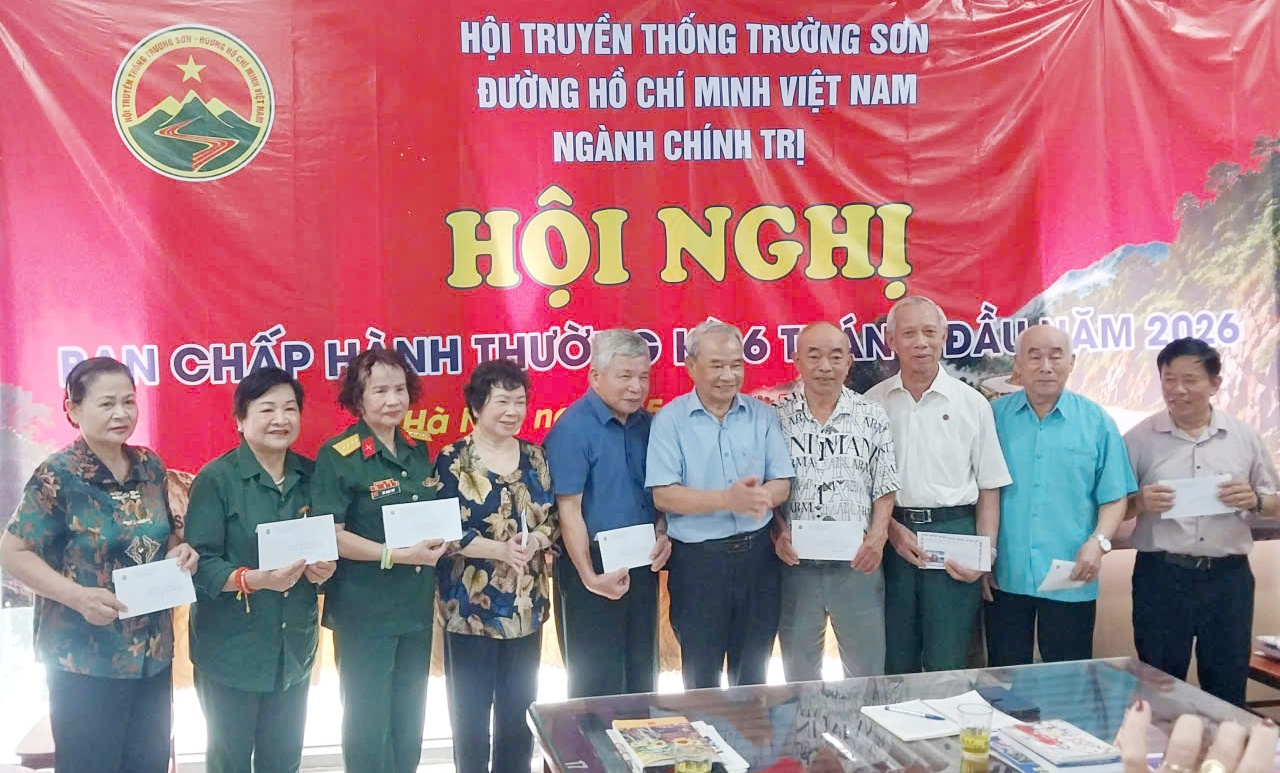 Hội TS Ngành Chính trị sơ kết hoạt đồng 6 tháng đầu năm 2026, tặng quà Thương binh 27/7
