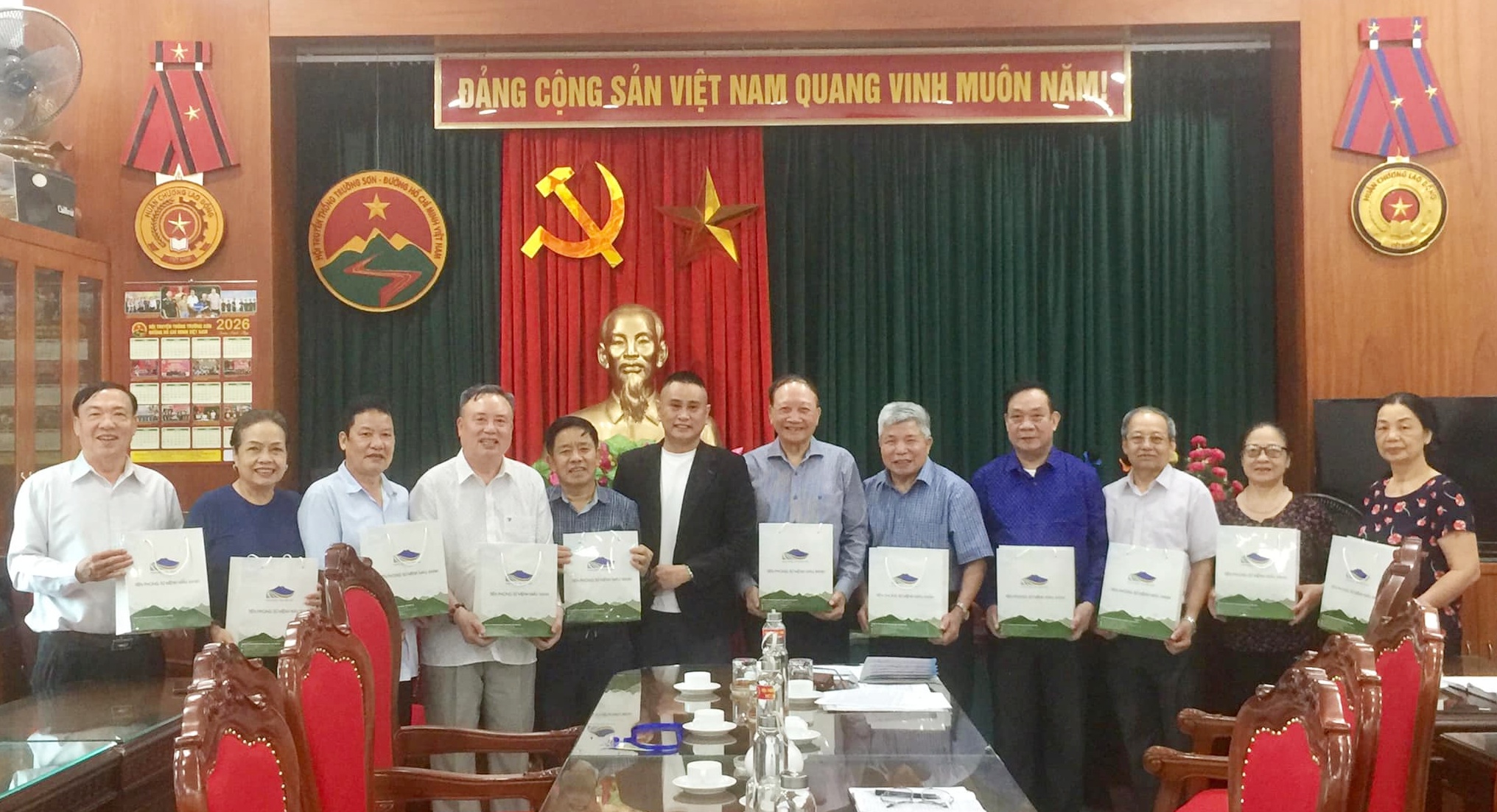 Giám đốc Công ty Tập đoàn Nam dược Tản Viên Sơn thăm Hội TSVN