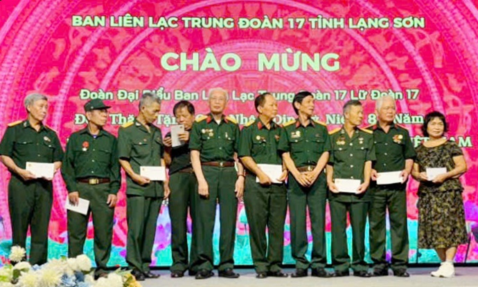 Ban liên lạc Trung đoàn 17 - Lữ đoàn 17 thăm, tặng quà Hội viên