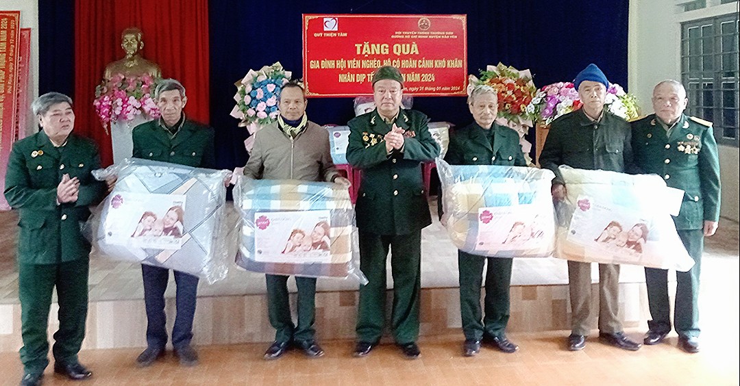 Hội Trường Sơn huyện Bảo Yên trao quà Tết Giáp thìn cho hội viên