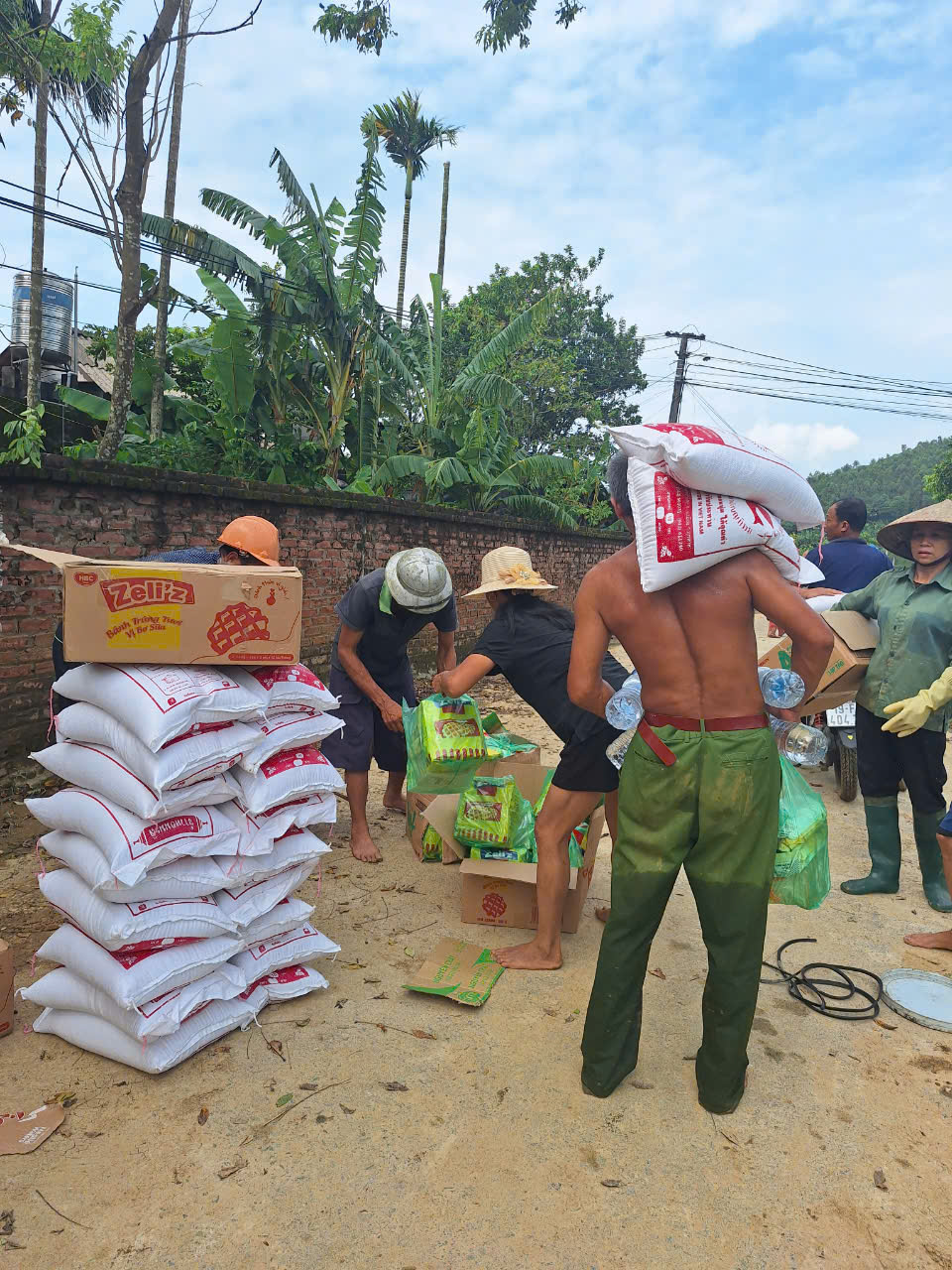 Câu lạc bộ VH-NT Trường Sơn thành phố Hà Nội và các thành viên trao tặng quà giúp  đỡ nhân dân vùng lũ lụt xã Hiền lương huyện Hạ Hoà tỉnh Phú Thọ