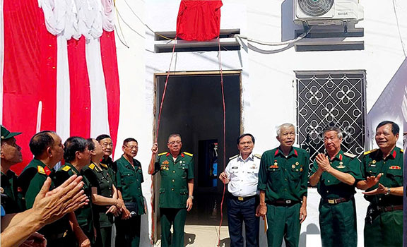 Cắt băng Khánh thành Nhà Tình nghĩa