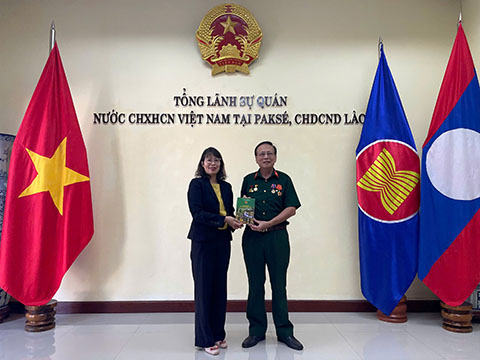 Thăm và tặng sách "Tình anh em bên Tây Trường Sơn" cho Tổng Lãnh sự quán Việt Nam tại Pakse 