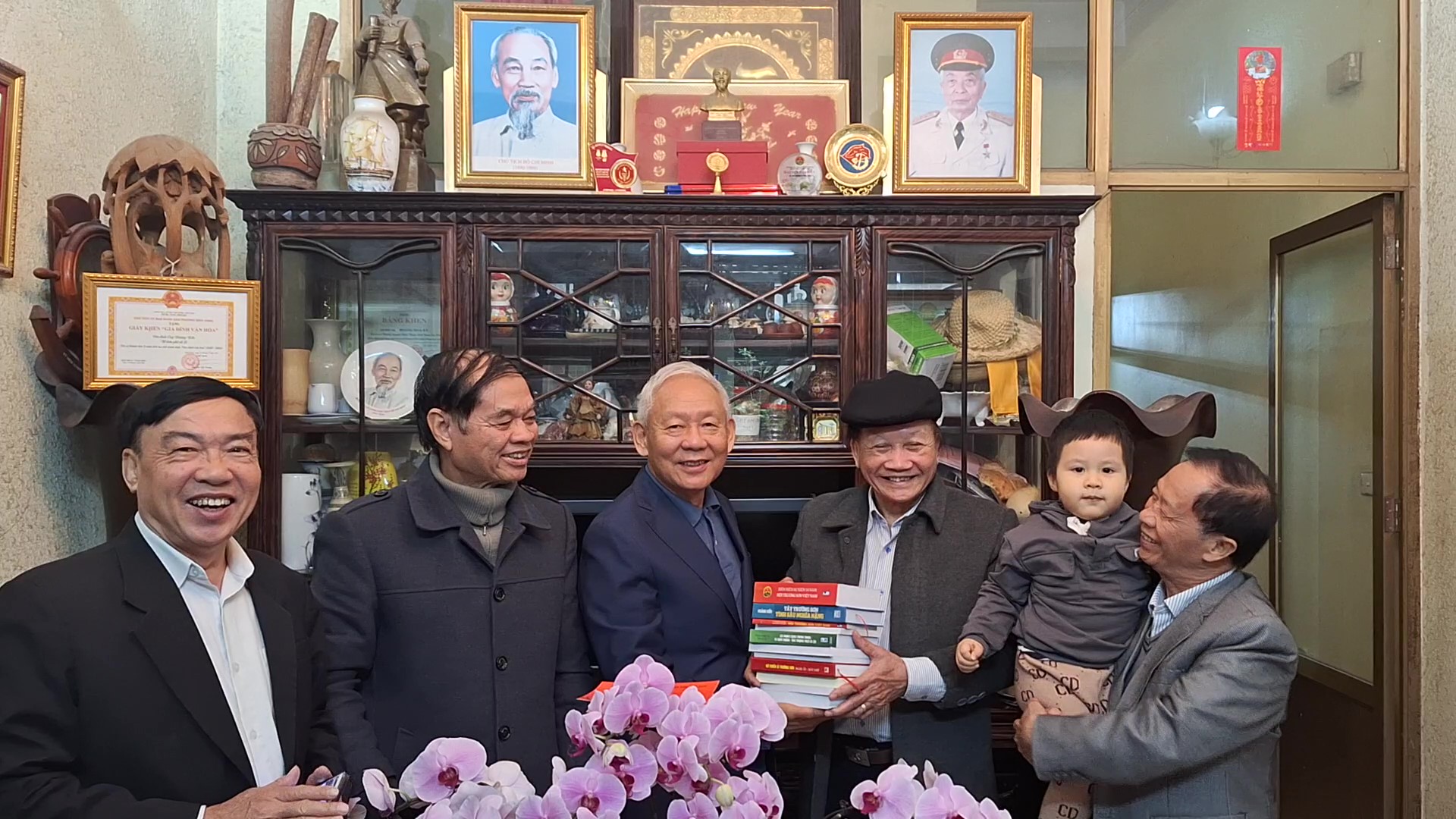 Hội Trường Sơn Việt nam trao tặng  các ấn phẩm mới xuất bản cho Thư viện Đường Trường Sơn