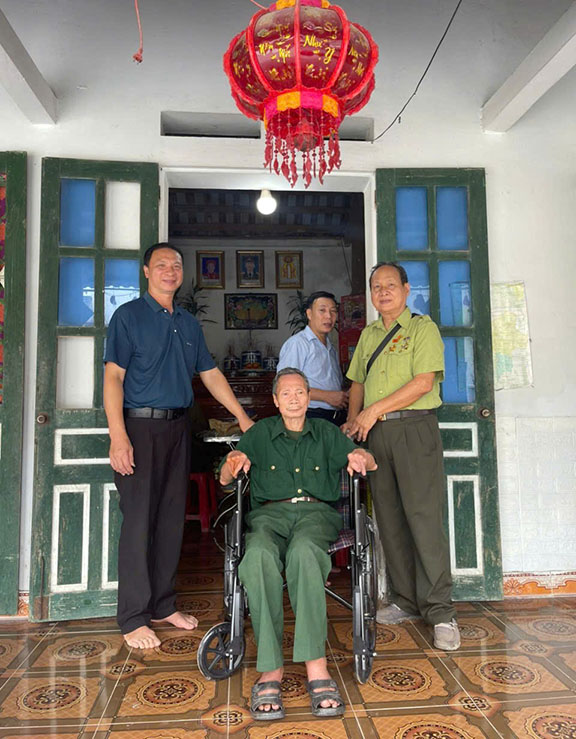 Hội Trường Sơn Thái Nguyên tặng xe lăn cho Hội viên