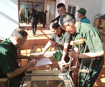 Hội Trường Sơn tỉnh Thái Nguyên trao quà cho các gia đình hội viên bị thiệt hại do lũ lụt