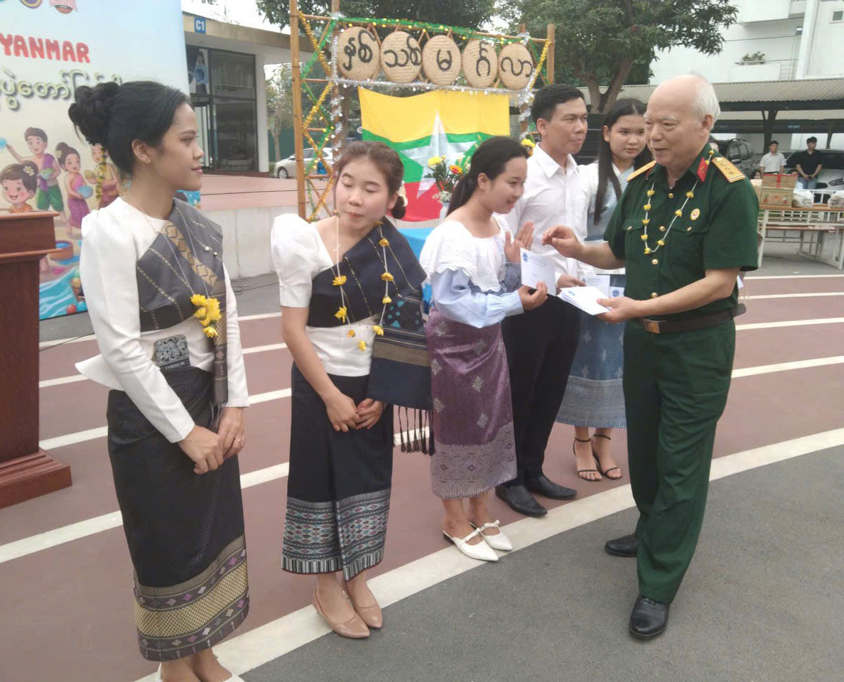 Hội Trường Sơn tỉnh Thái Nguyên tặng quà, vui tết cổ truyền với sinh viên Lào và Myanmar anh em 