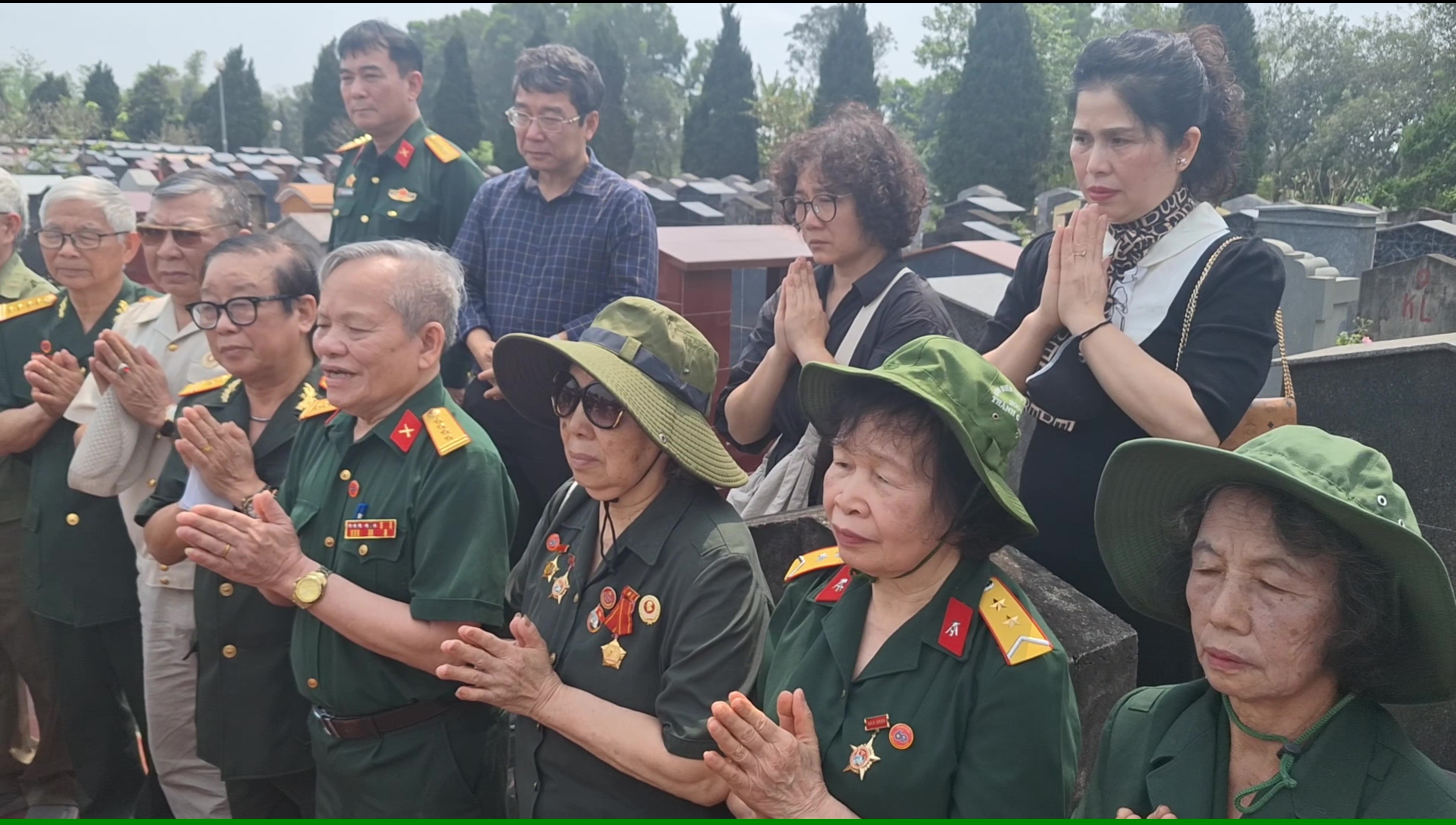  Ban liên lạc Binh trạm 14 dâng hoa, dâng hương tri ân cố đại tá Hoàng Trá – Nguyên Binh trạm trưởng BT14 anh hùng