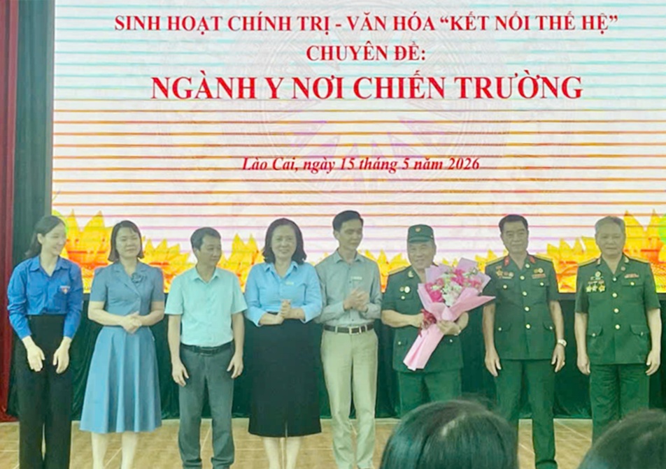 Giao lưu truyền thống giừa Hội Văn nghệ Trường Sơn tỉnh Lào Cai với Trường Cao đẳng nghề trong tỉnh