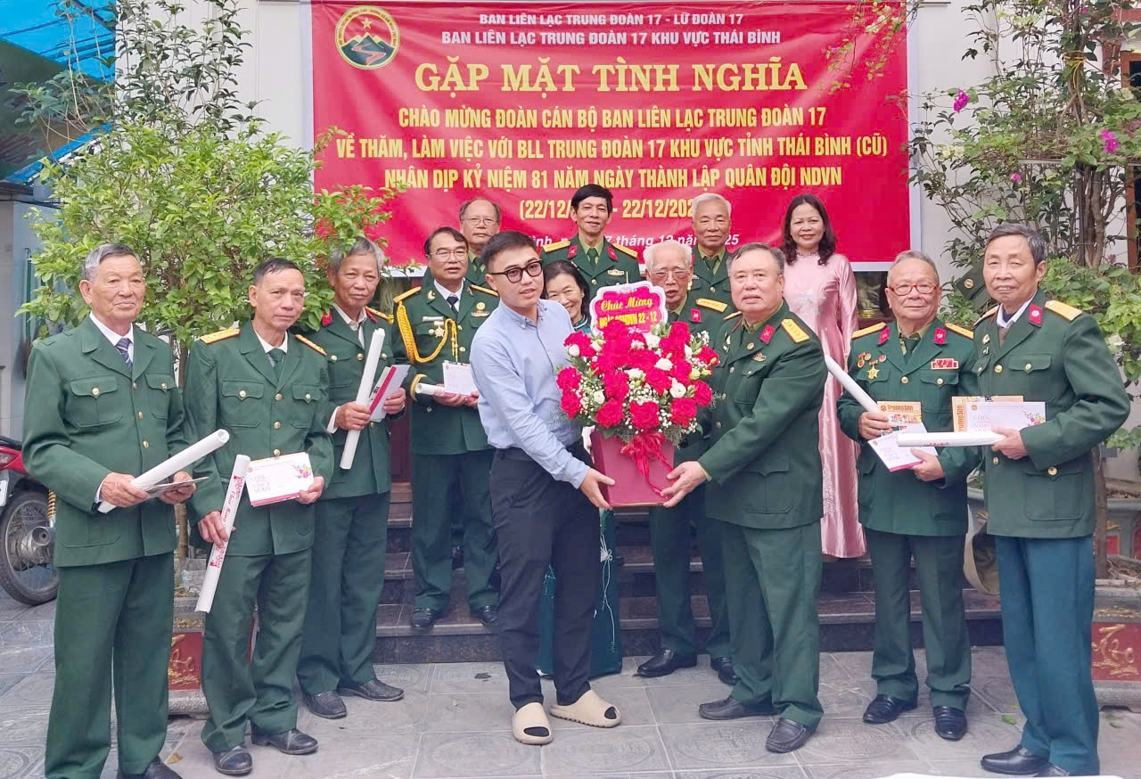 BLL Trung đoàn 17 làm việc tại Thái Bình và thăm tặng quà 22/12