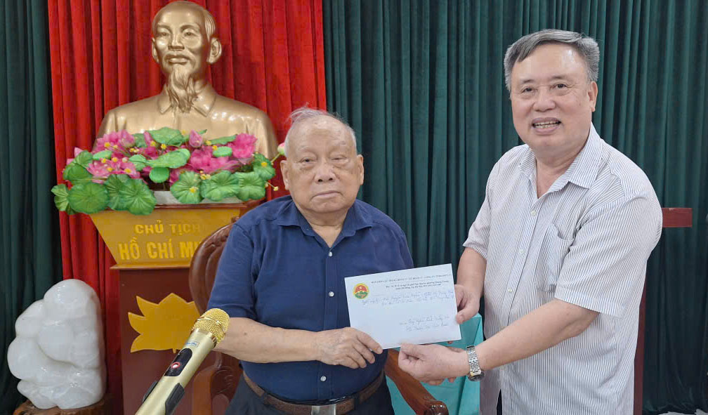 Anh Nguyên Tuấn Nghĩa trao tặng 30 triệu VNĐ ủng hộ Quỹ nghĩa tình Trường Sơn.