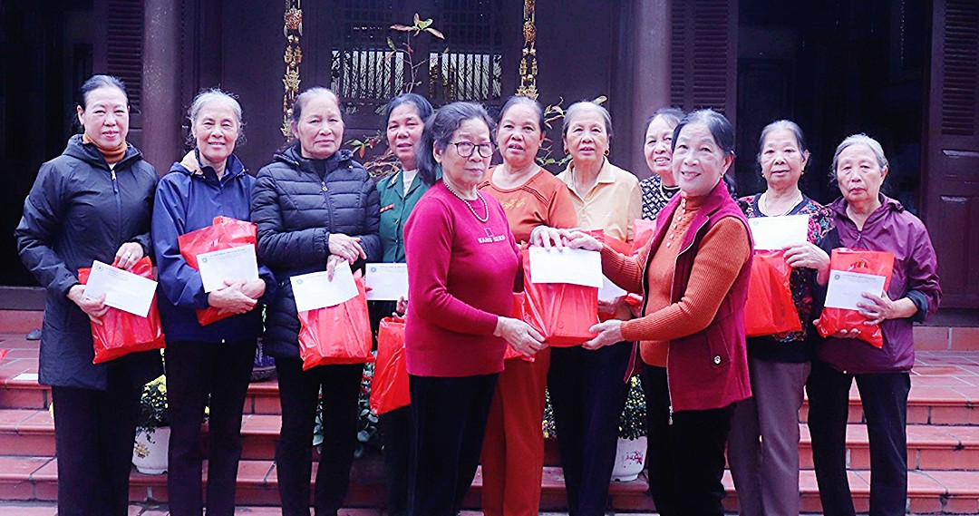 Hội Nữ chiến sĩ Trường Sơn huyện Đông Hưng, Thái Bình trao tặng quà tết cho hội viên