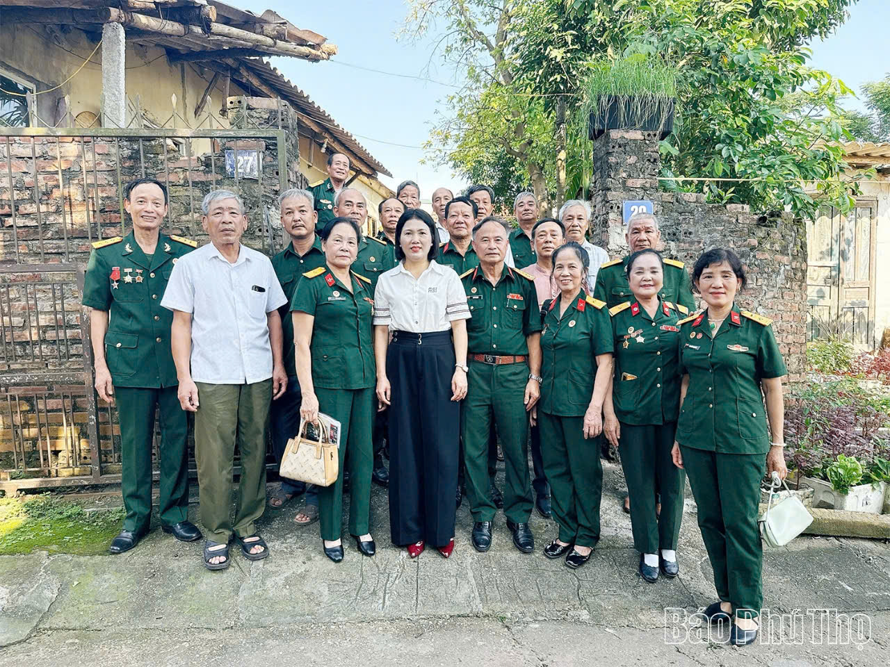 Nữ Trường Sơn Phú Thọ. Thăm, tặng quà tri ân gia đình liệt sĩ