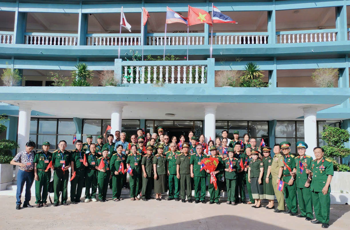 Hội Trường Sơn và BLLQTN&CGQSVN giúp Lào khu vực Hoài Đức thăm chiến trường xưa - Đường Hồ Chí Minh trên đất bạn Lào .