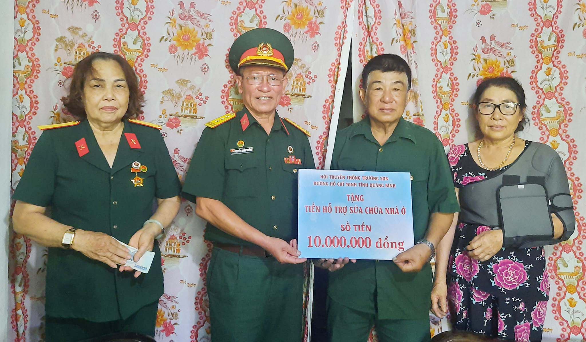 Hội TS tỉnh Quảng Bình trao quà “Nghĩa tình Trường Sơn” cho hội viên
